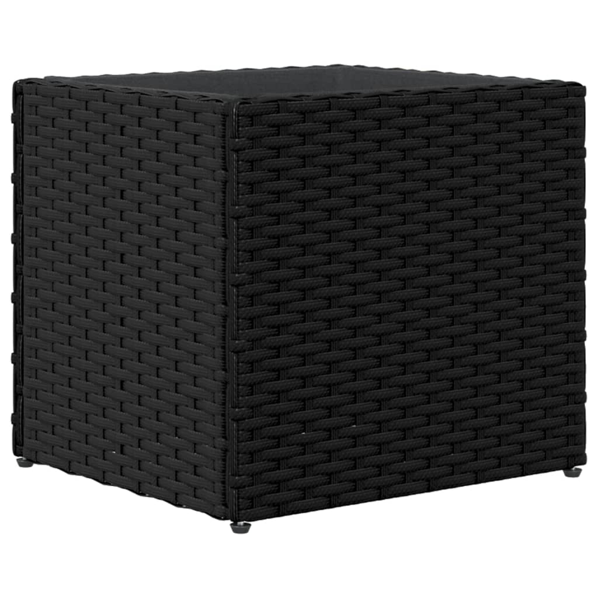 Un tavolino nero a forma di cubo in rattan con piedini a vista.