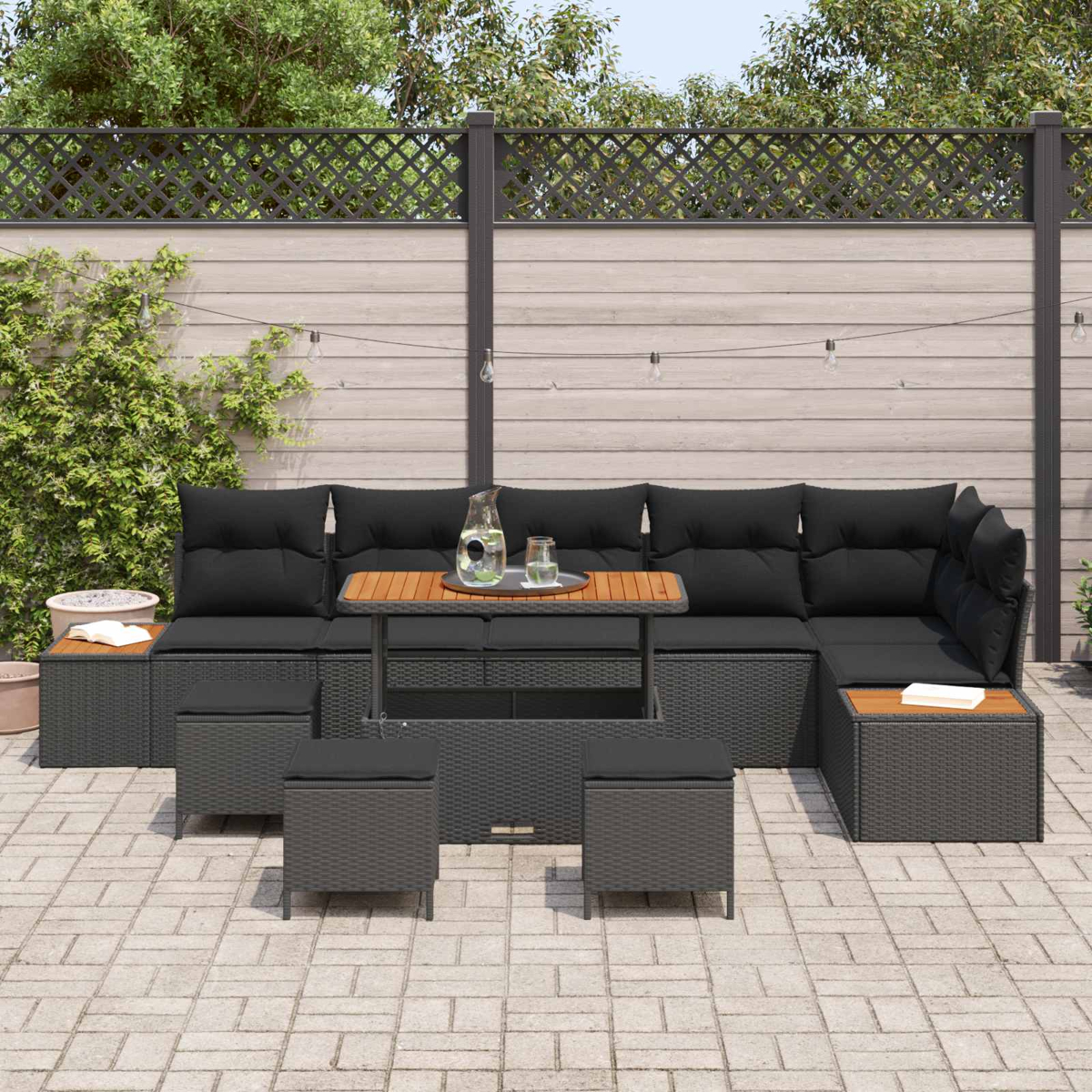 Dunkelgraues Loungeset mit schwarzen Kissen und Holztisch.