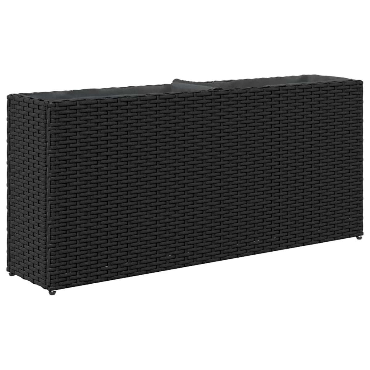 Divano in rattan nero con cuscini grigi, moderno design da esterno.