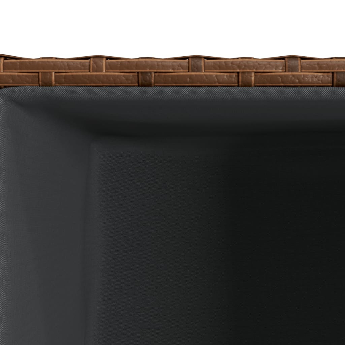 Cesto intrecciato marrone con interno nero, primo piano.