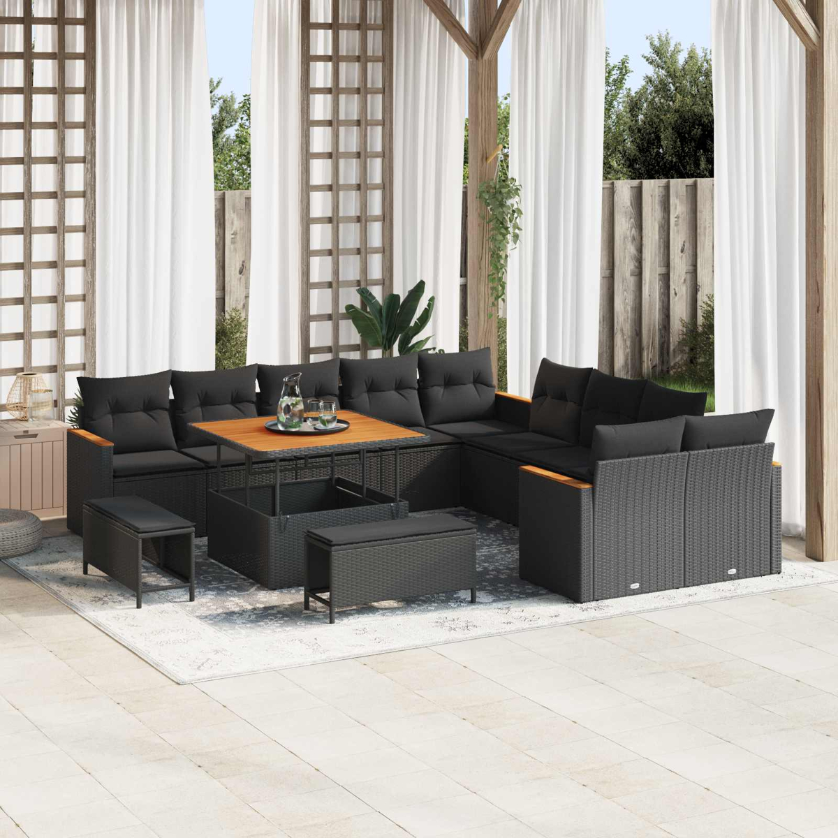 Outdoor-Sectioal-Sofa mit schwarzen Kissen und Holztisch auf Teppich.