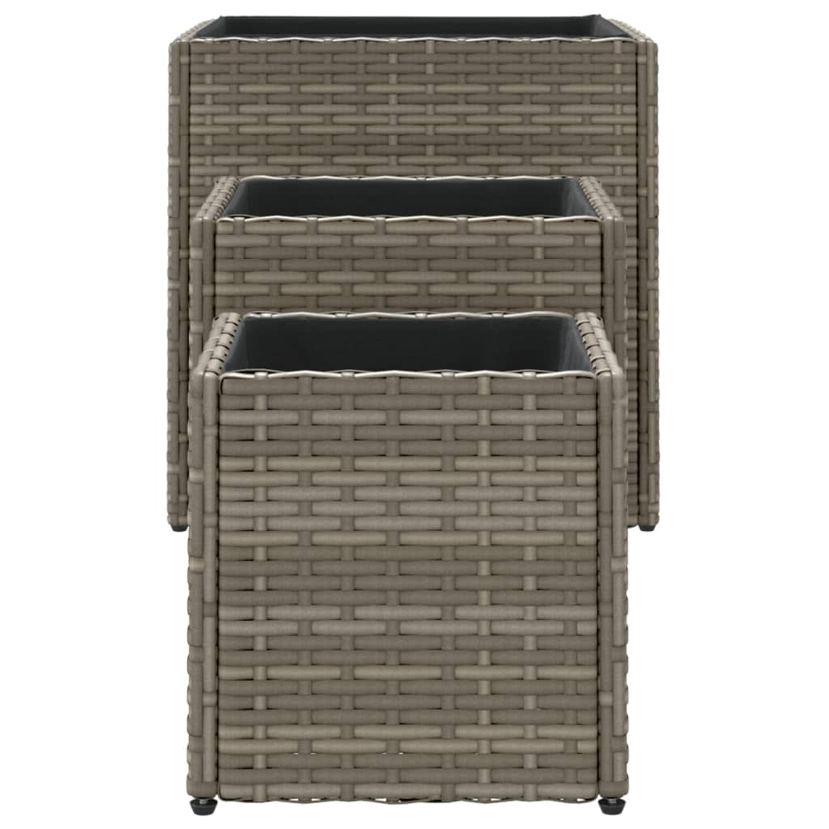 Tre cesti rettangolari grigi in rattan con rivestimenti neri, sfalsati.