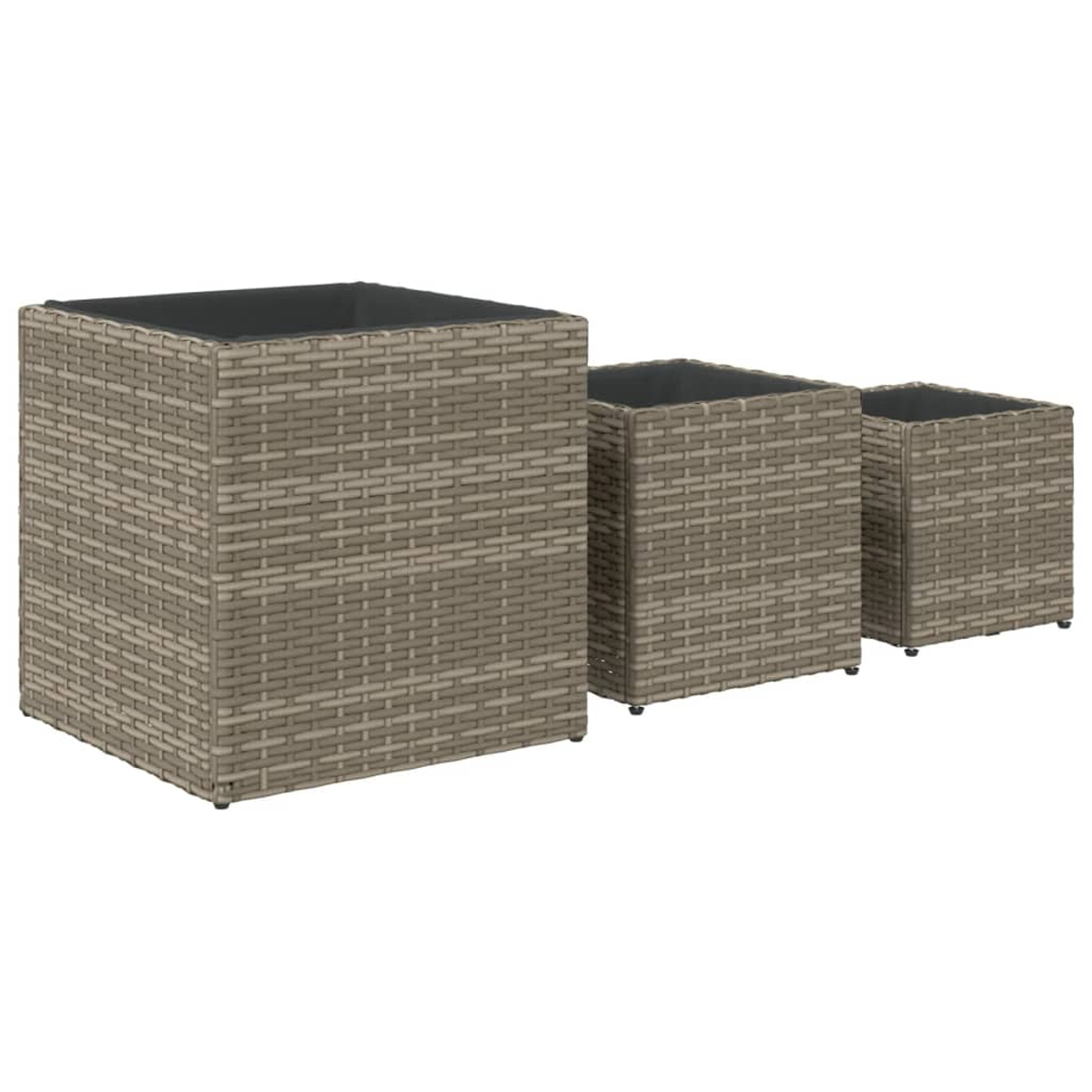 Tre cesti rettangolari effetto rattan di varie dimensioni, uno accanto all'altro.