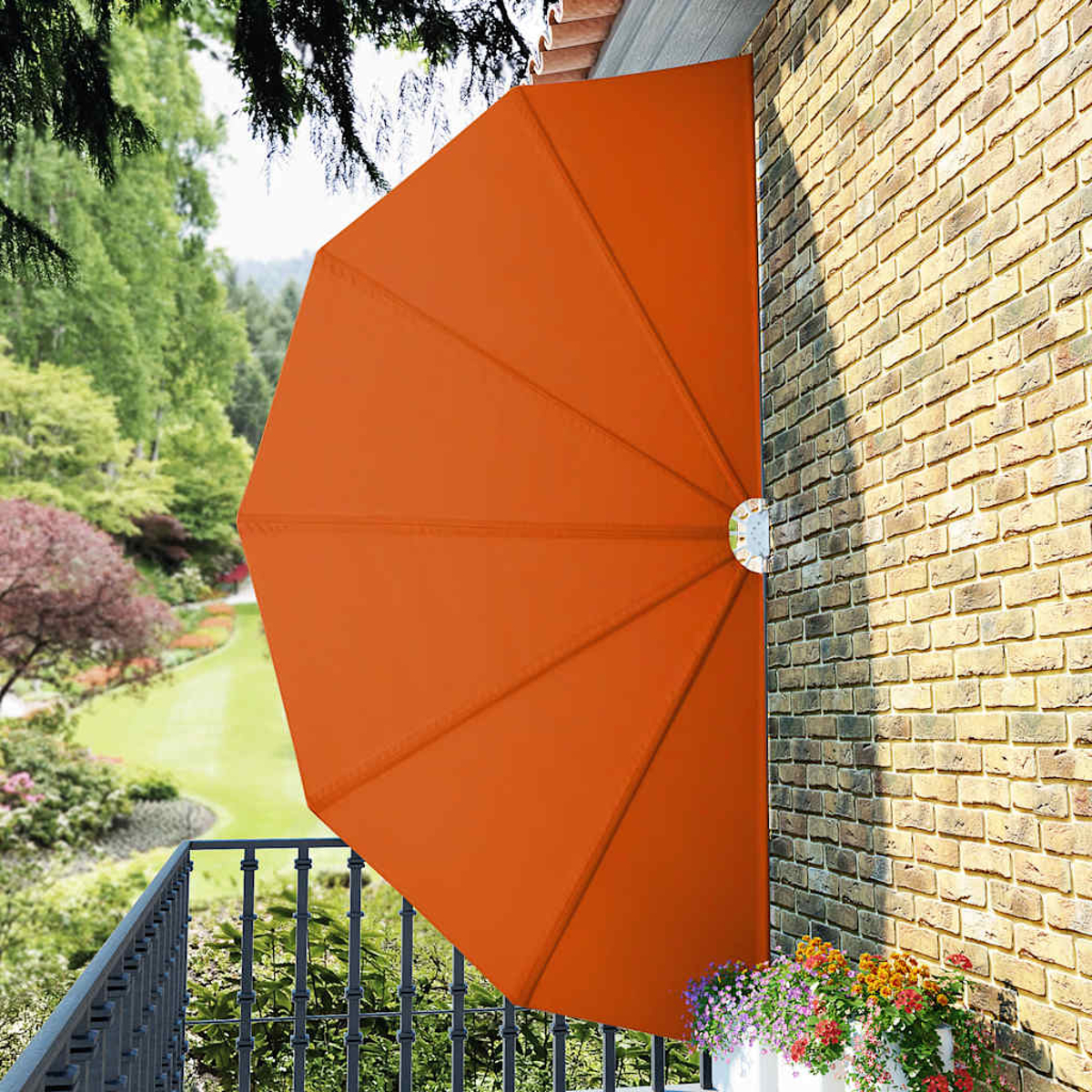 Ein orangefarbener Sonnenschirm an einer Ziegelwand mit Blick auf einen Garten.