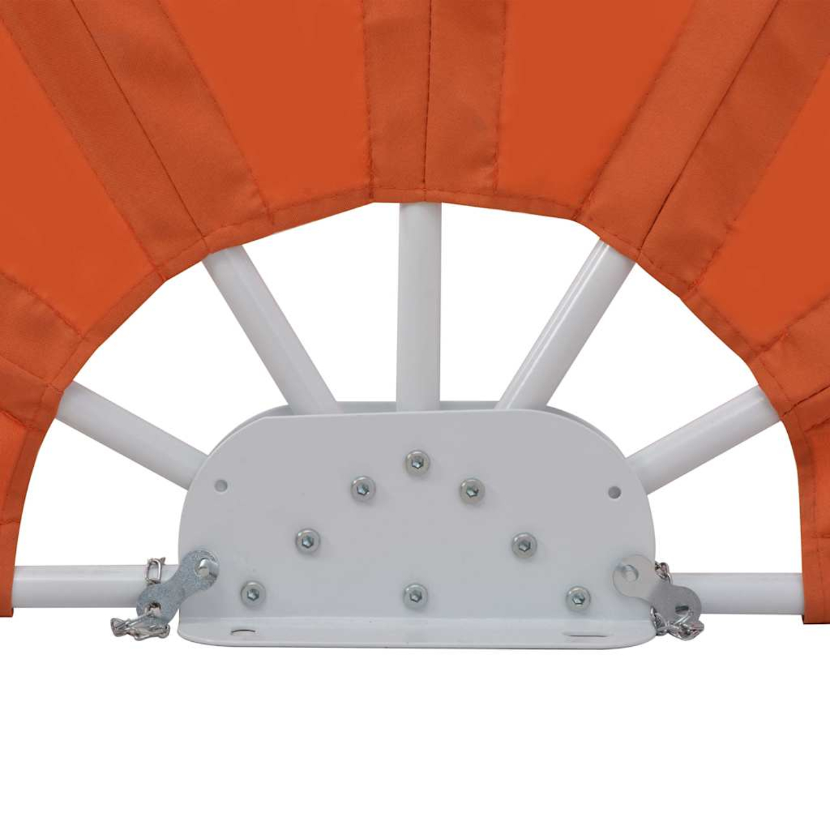 Detailaufnahme einer weißen Metallstruktur mit orangefarbenem Stoff, die an einer Radspeichenstruktur befestigt ist.