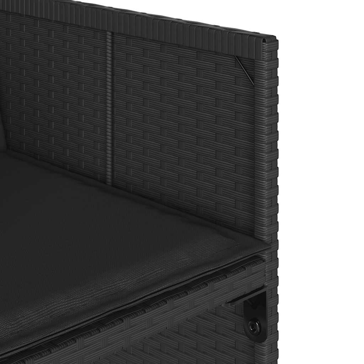 Schwarzes Geflecht-Sofa mit schwarzem Sitzkissen, Nahaufnahme.