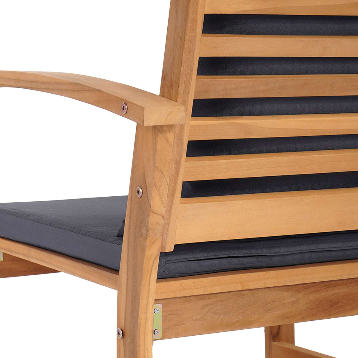 Sedia in legno con cuscino scuro, bracciolo e schienale a doghe.