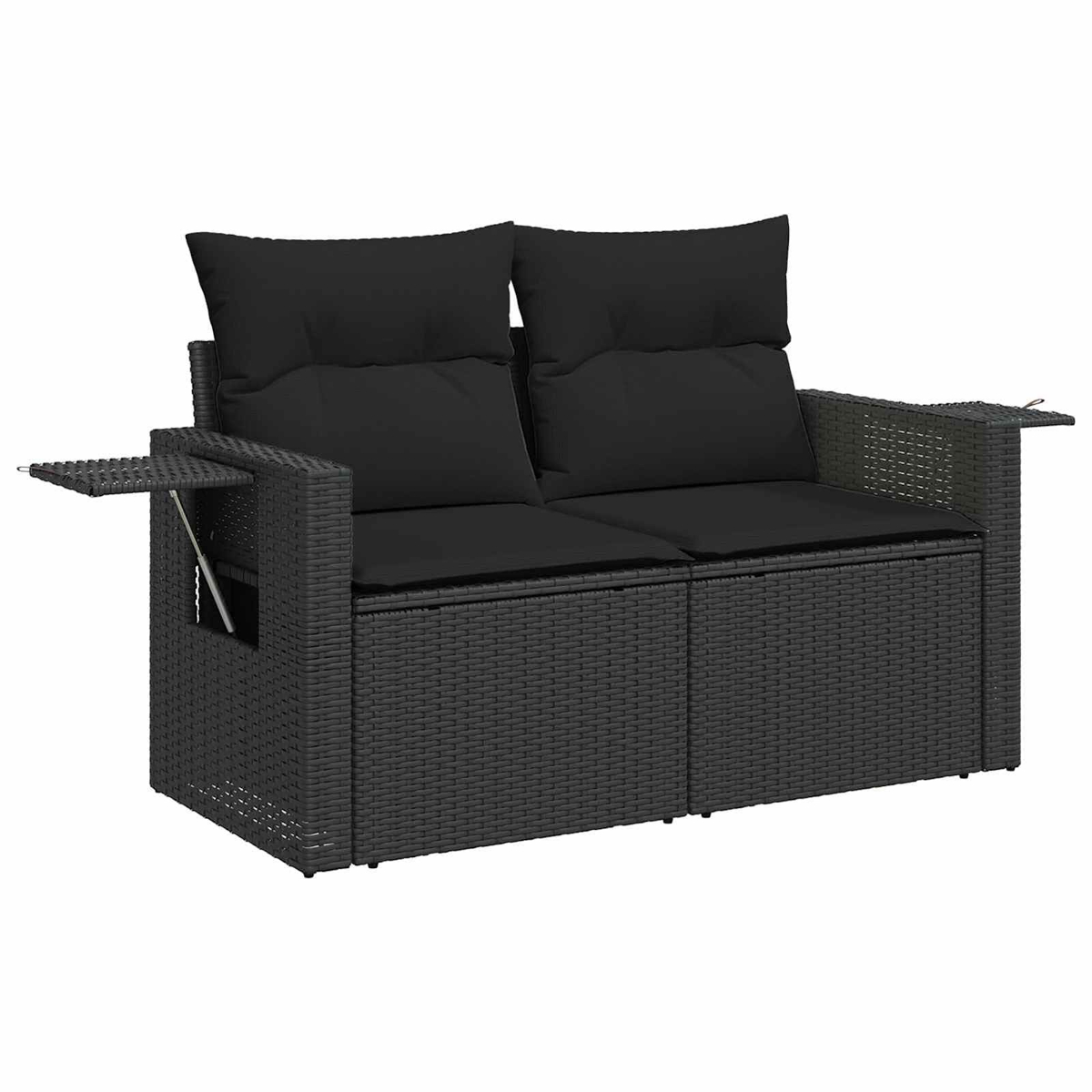 Dunkelgraues Lounge-Sofa aus Rattan mit schwarzen Kissen und ausklappbaren Tischen.