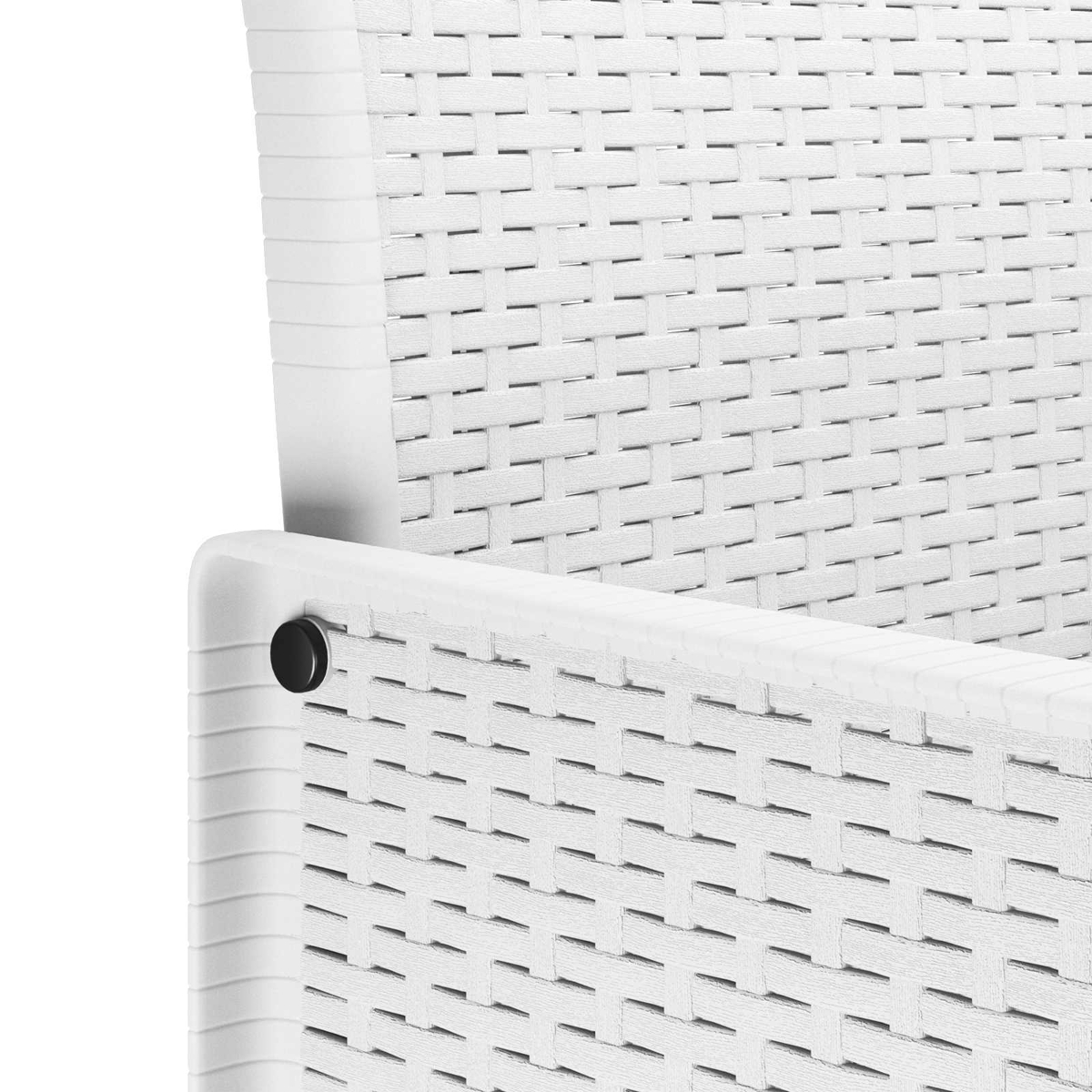 Detailansicht eines weißen Rattansessels mit schwarzem Knopf.