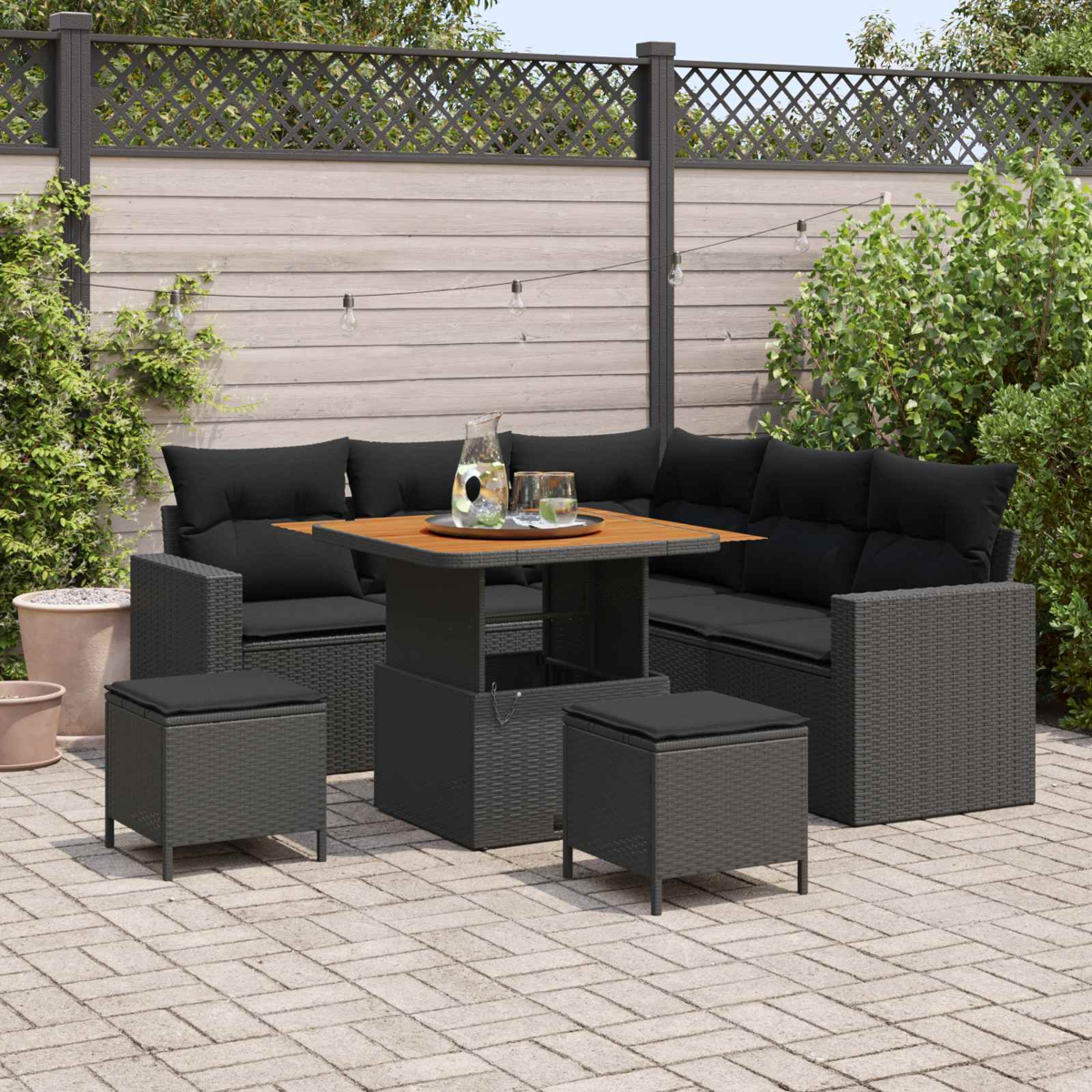 Gartenmöbel-Set mit grauer Rattan-Eckcouch, verstellbarem Tisch und Hockern.
