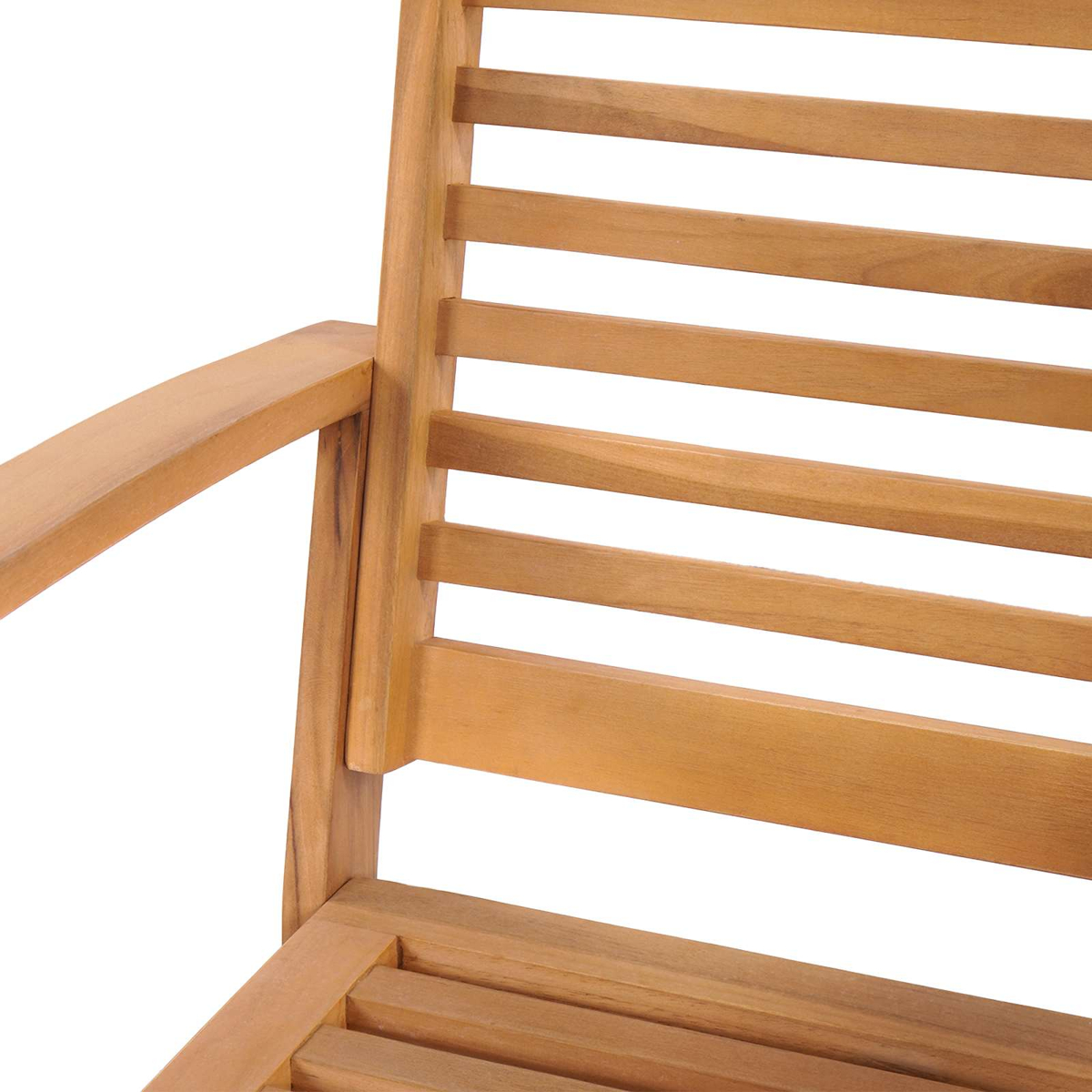 Ein hölzerner Stuhl mit horizontalen Latten, nahaufnahme.