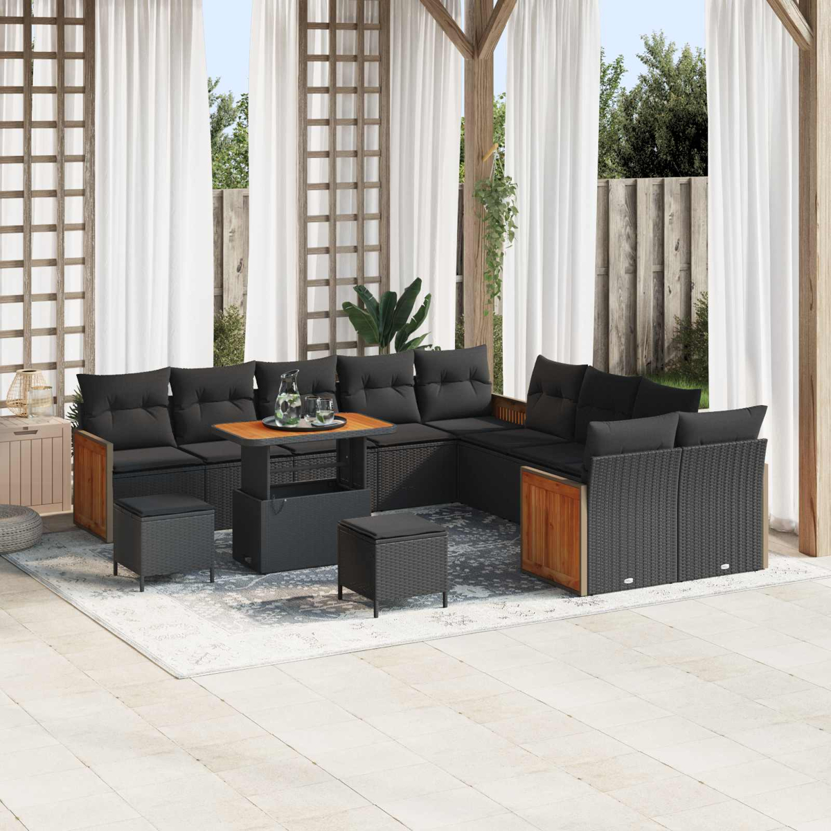 Un juego de salón de ratán negro con detalles de madera en un patio.