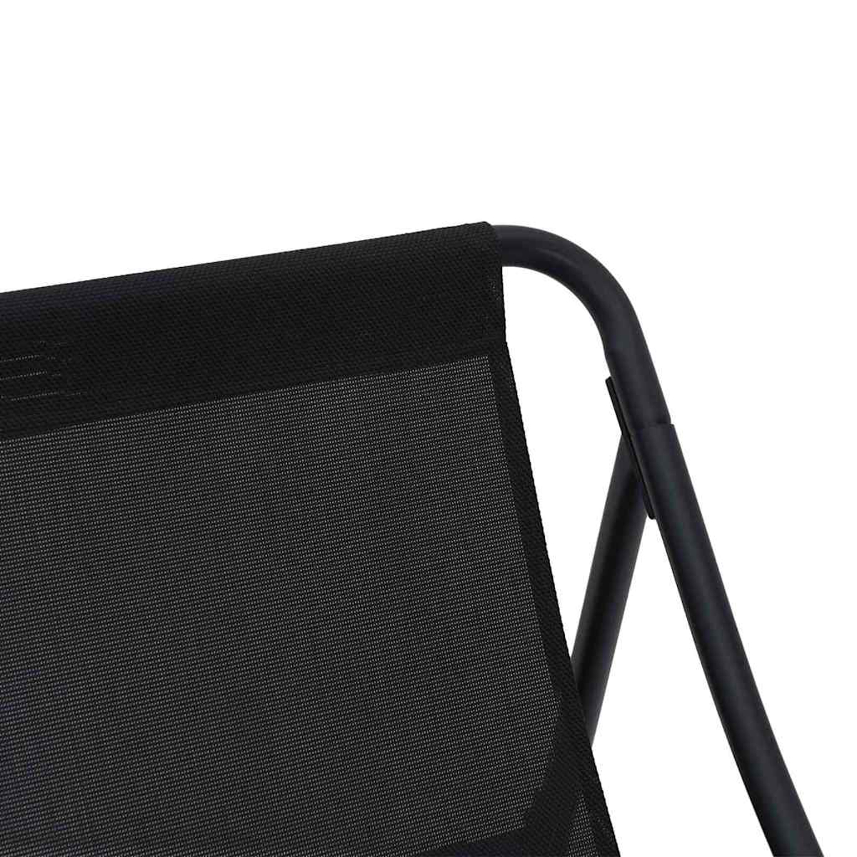 Primo piano di una sedia in tessuto nero con telaio in metallo su sfondo bianco.