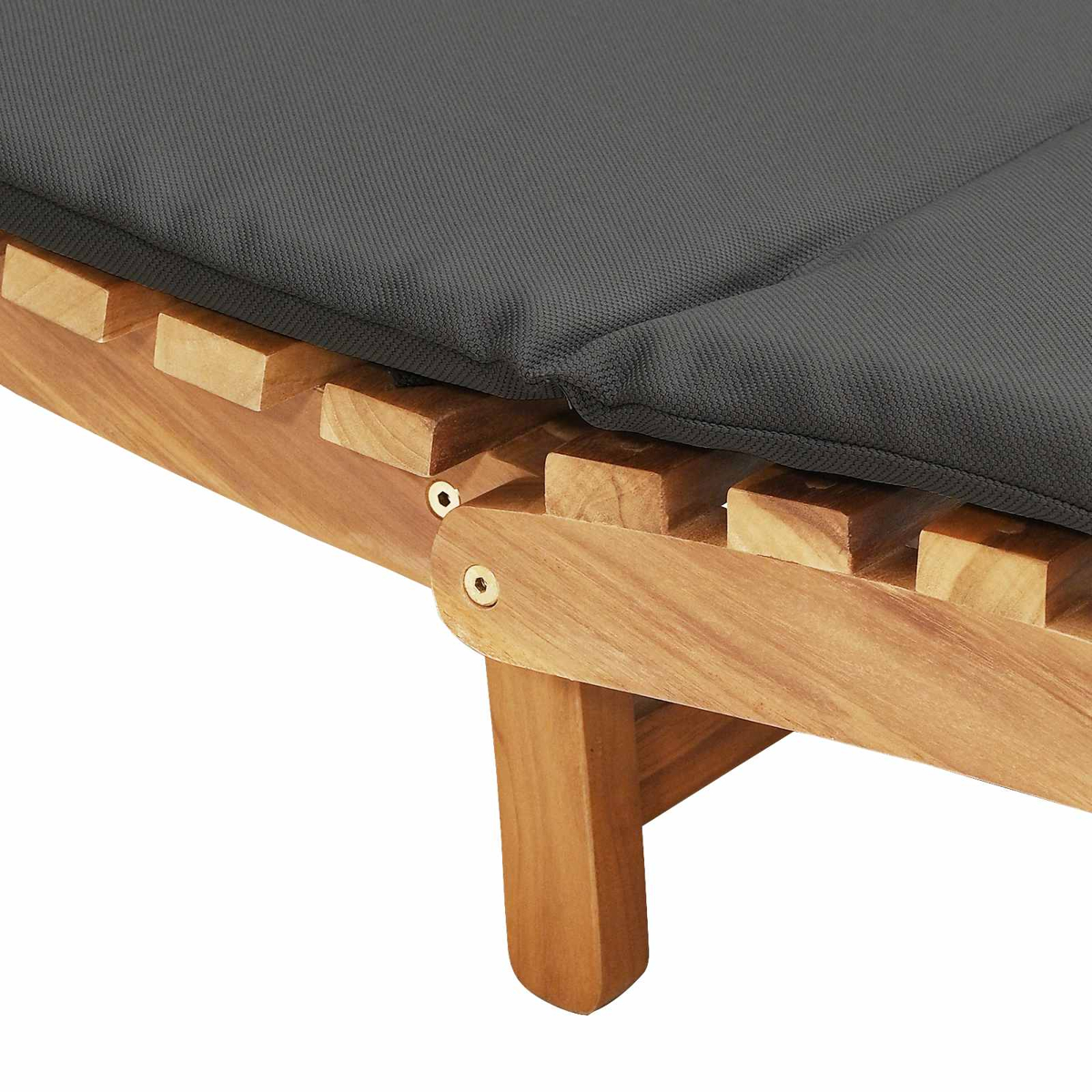 Nahaufnahme einer Holzliege mit dunkelgrauem Kissen und sichtbaren Lamellen.