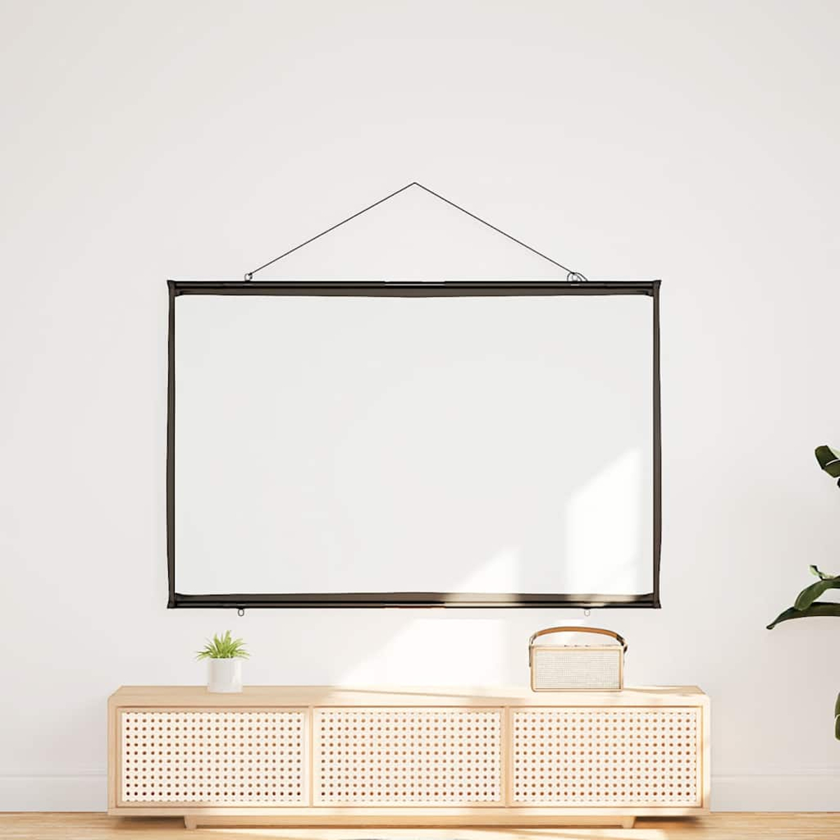 Leinwand über einem Holzschrank mit kleinem Topf und Radio.