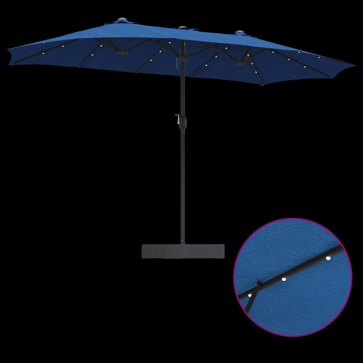 Ombrellone blu da esterno con luci su sfondo scuro.