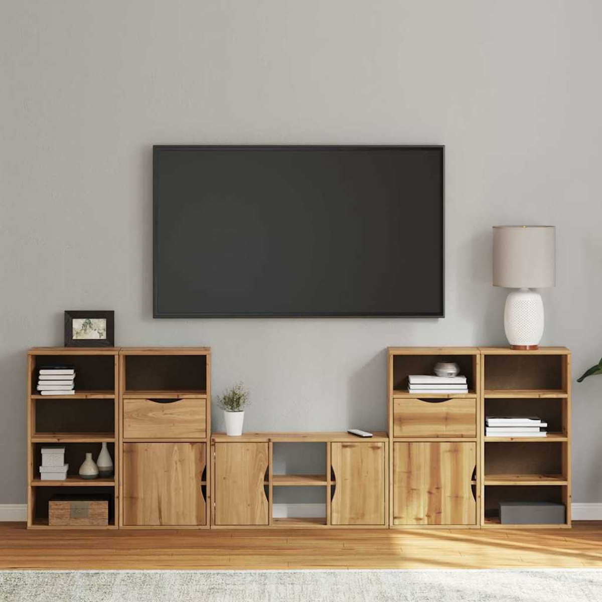 Ein Wohnzimmer mit einem großen Fernseher und Holzschränken.