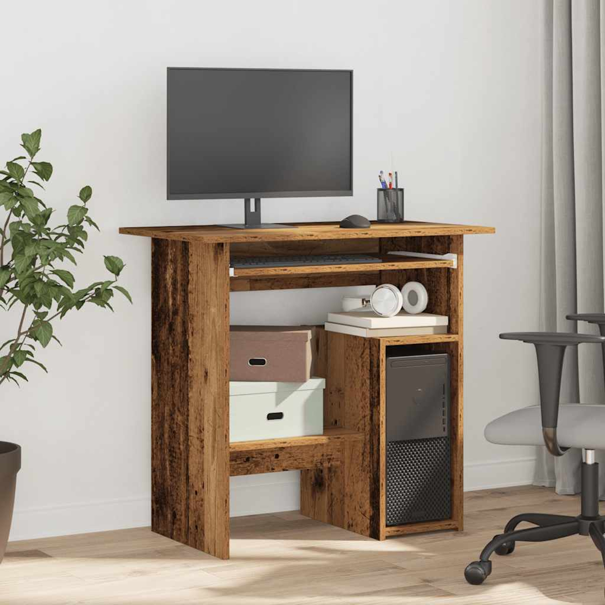 Ein hölzerner Computertisch mit Monitor, Tastatur, Maus, PC und Pflanzen.