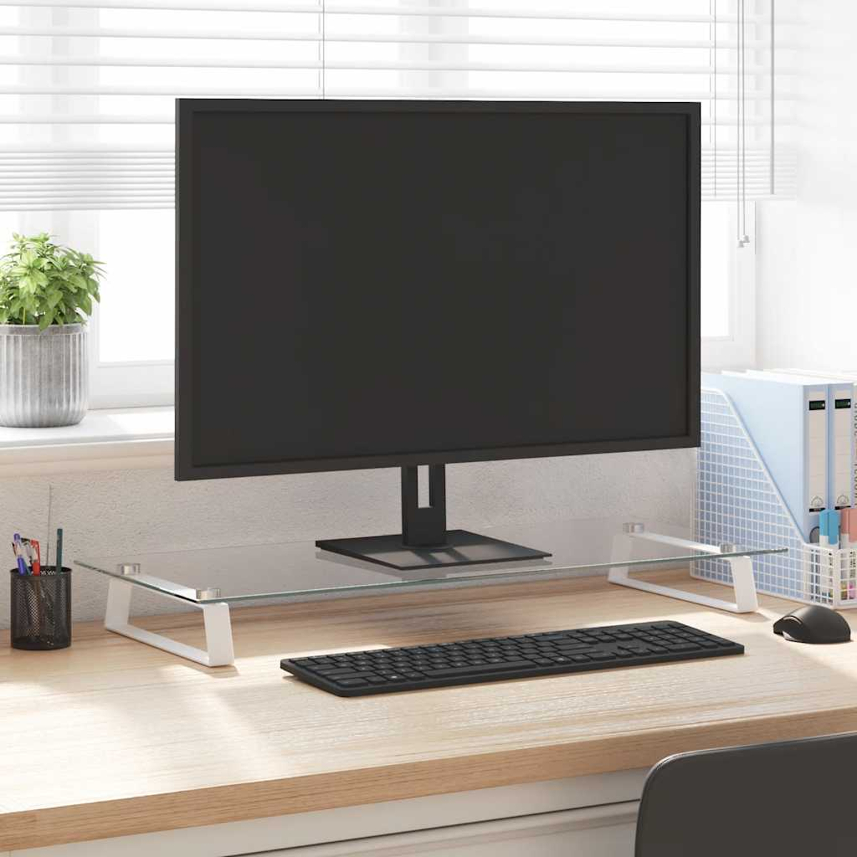 Ein Schreibtisch mit Monitor, Tastatur, Maus und Pflanze.