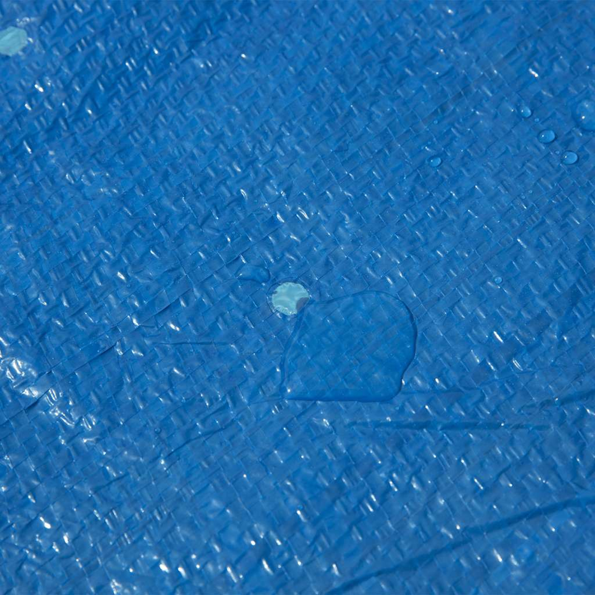 Blaue Plane mit Wassertropfen und einer großen Wasserpfütze.