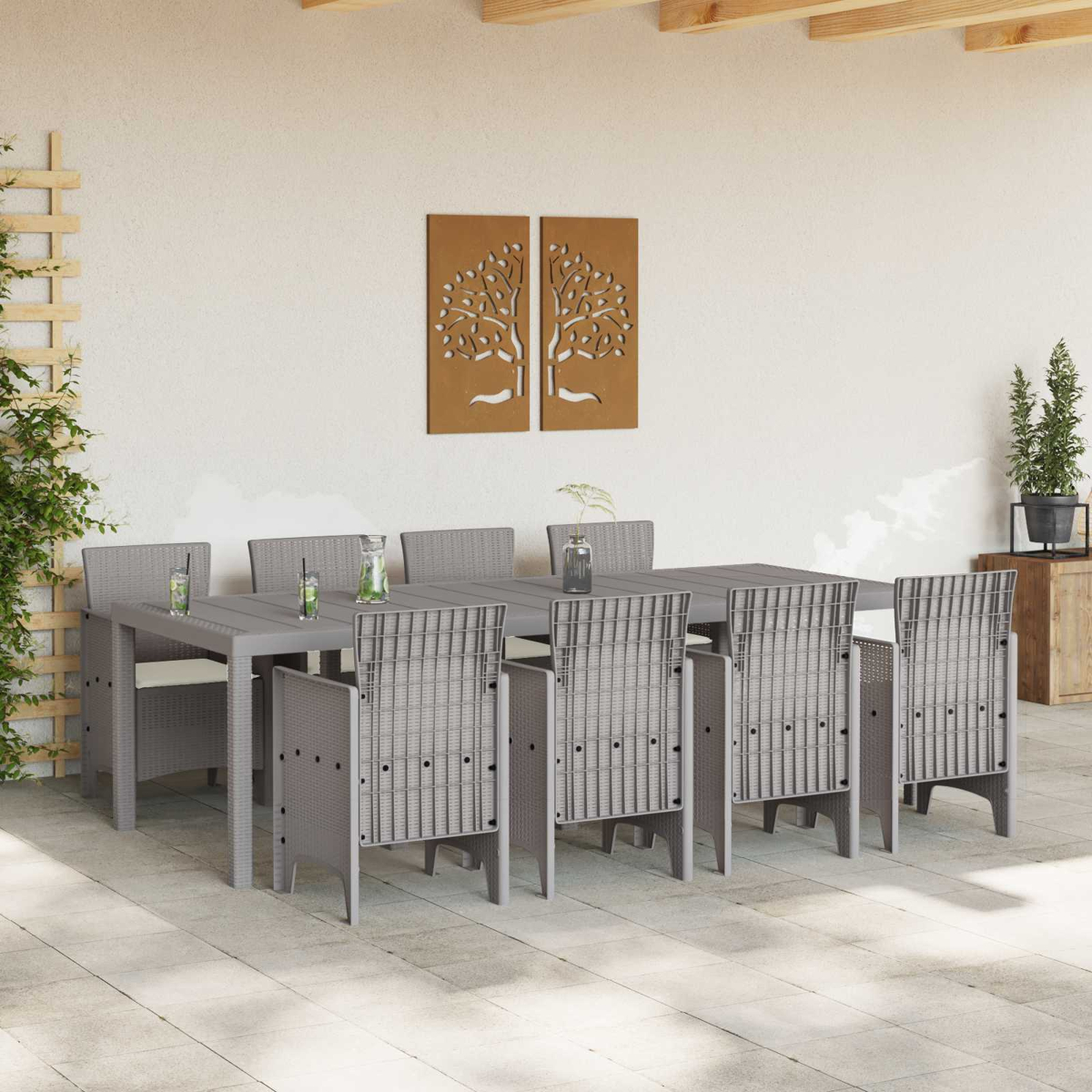 Conjunto de comedor gris para exteriores con ocho sillas, decorado.