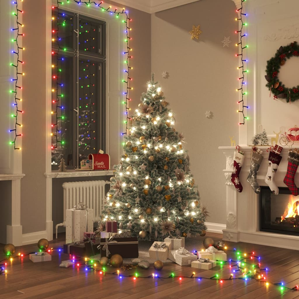 Ein geschmückter Weihnachtsbaum mit Lichtern und Geschenken vor einem Kamin.