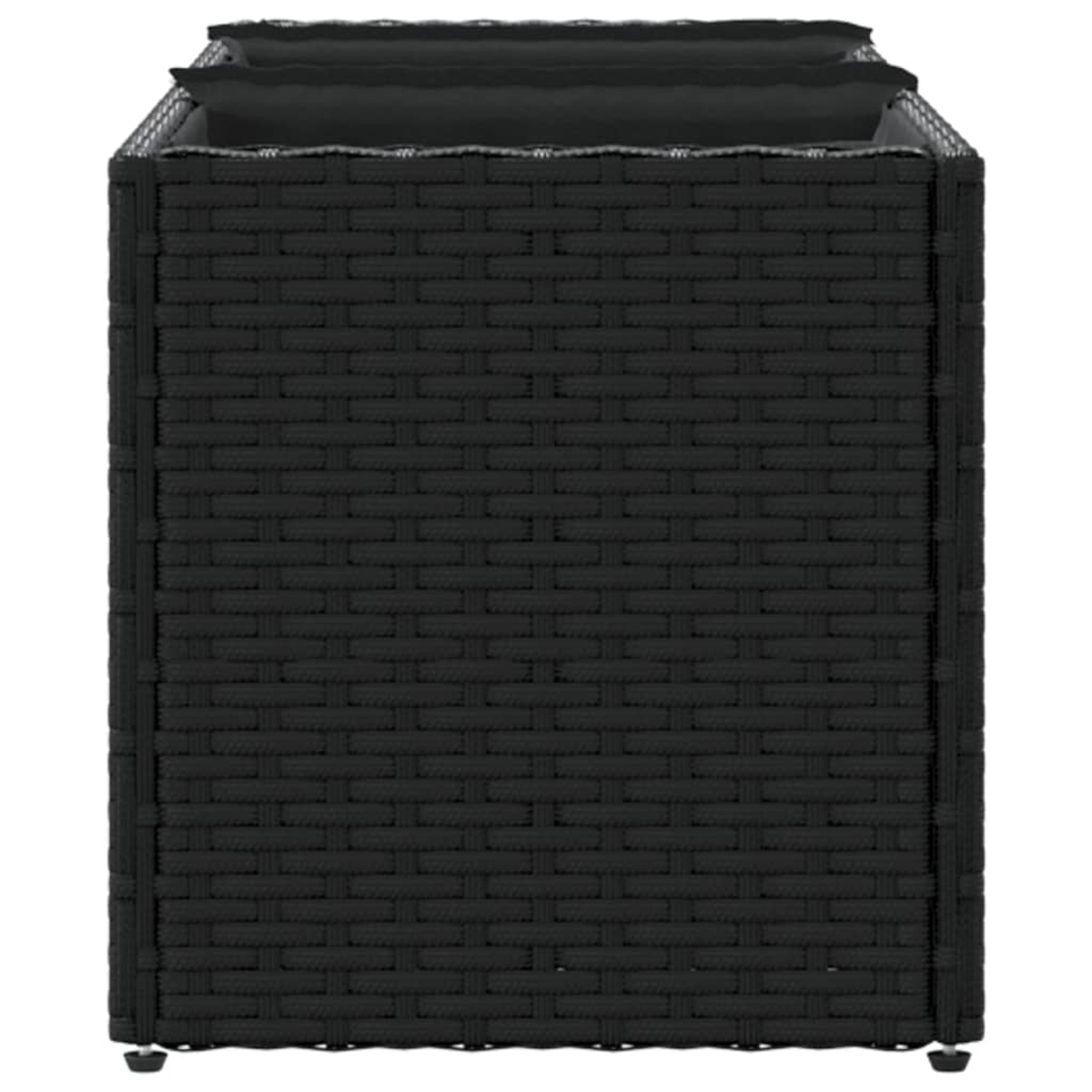 Una poltrona cubica in rattan nero con cuscini scuri sopra.