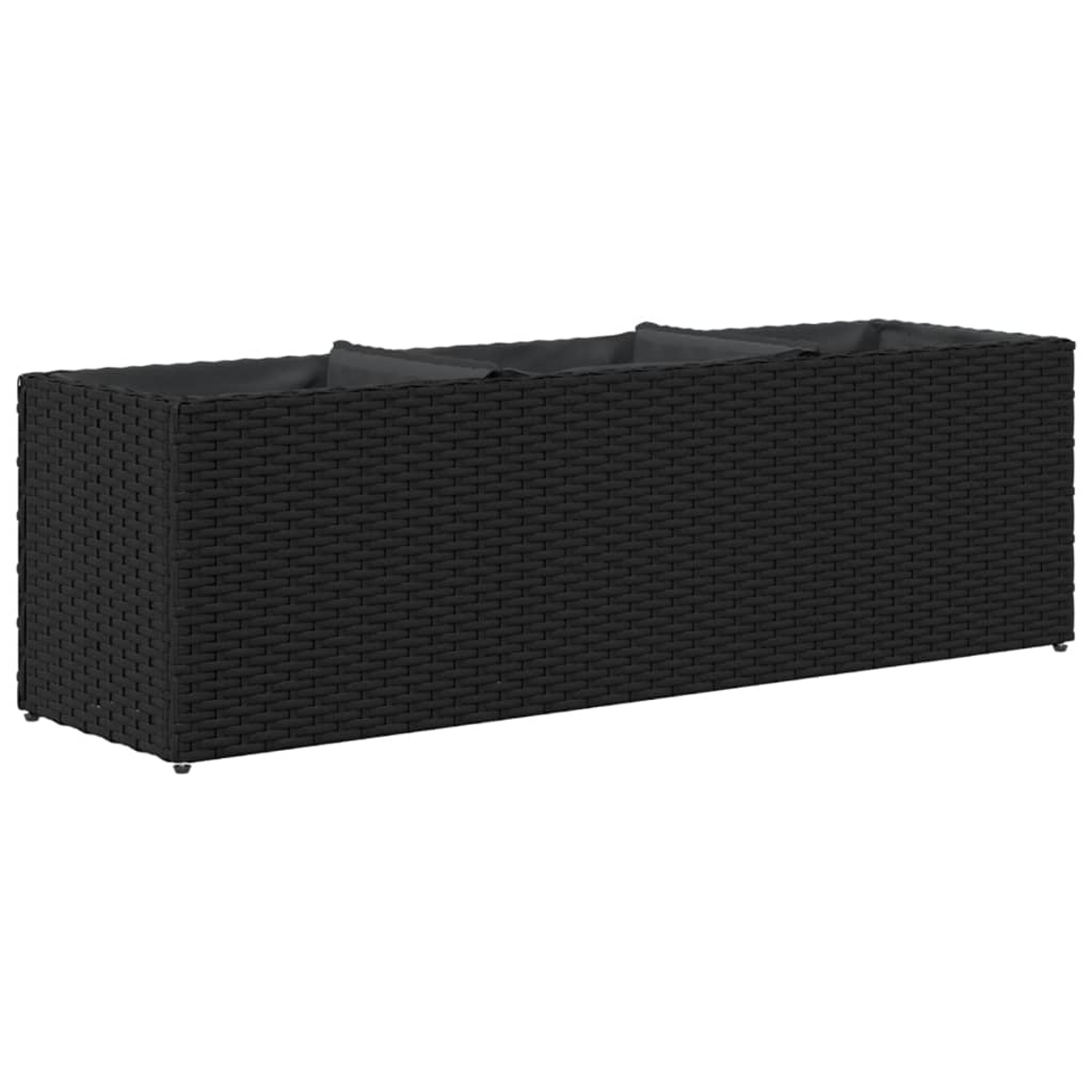 Una fioriera in rattan nero a tre scomparti con rivestimenti interni grigi.