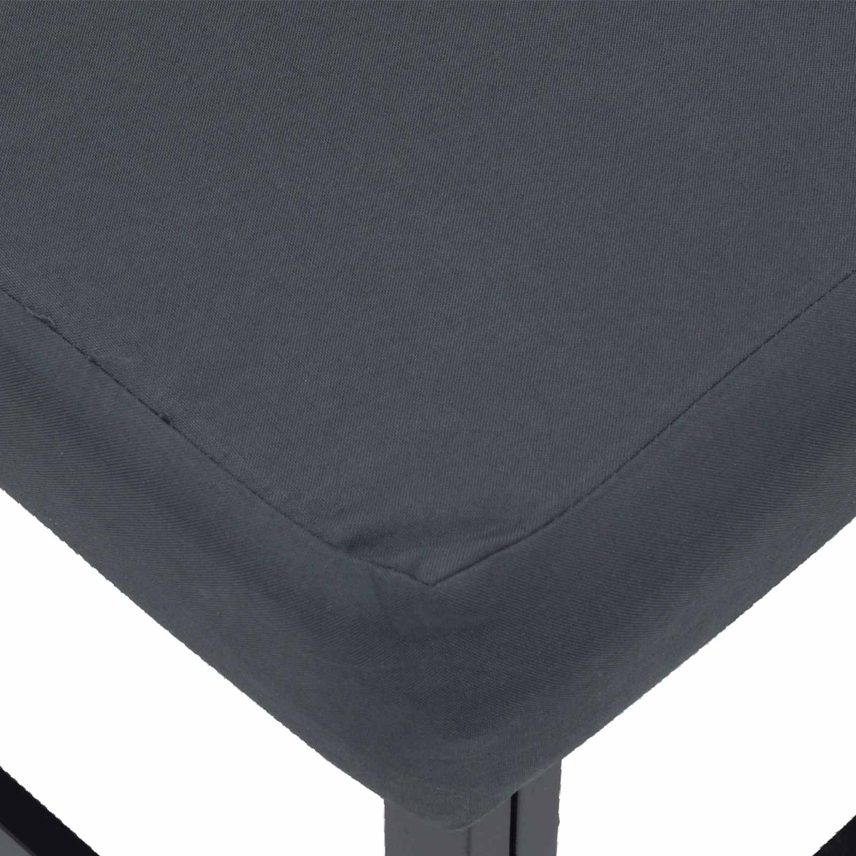 Tessuto grigio scuro con cuciture visibili, che copre un angolo.