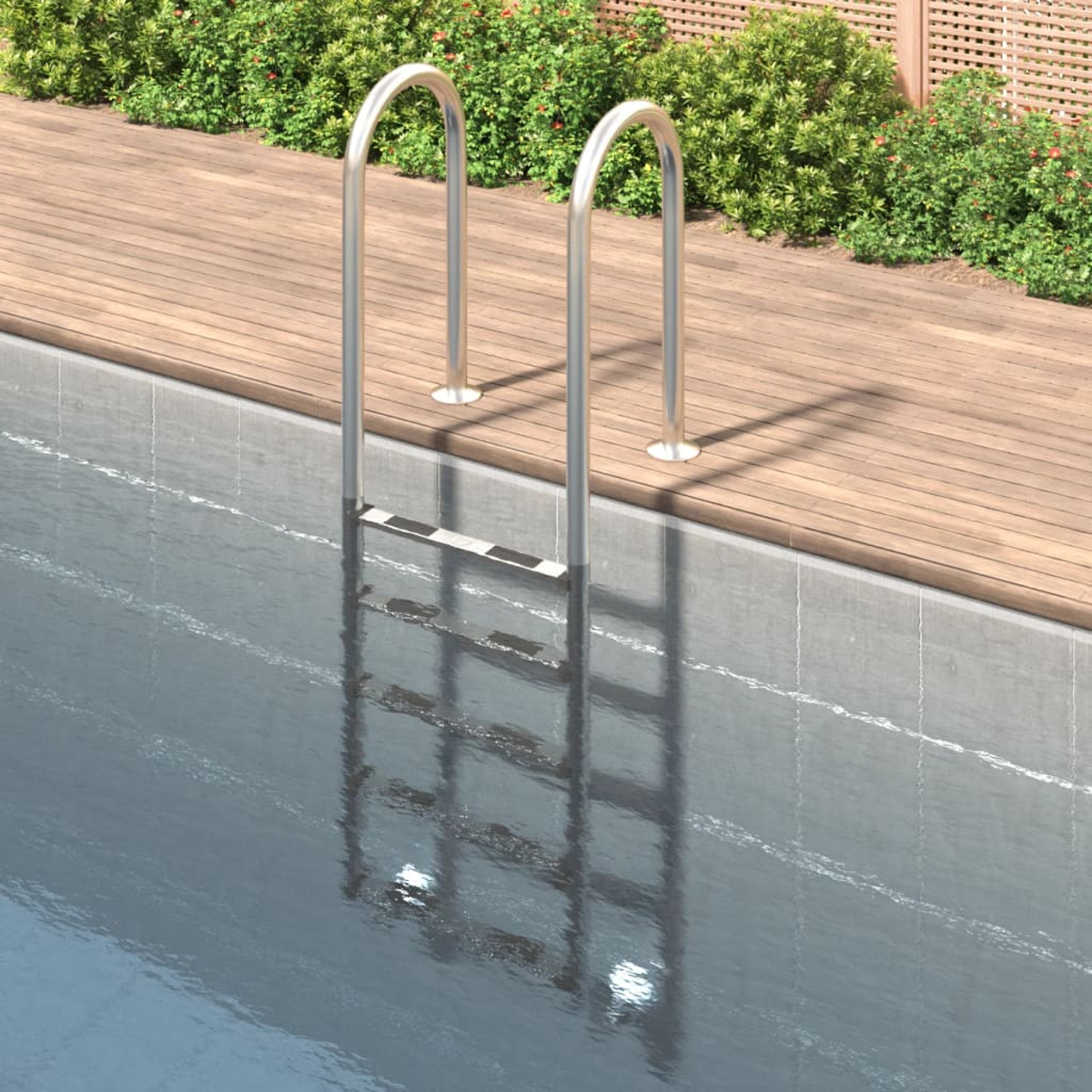 Eine silberne Poolleiter ragt aus dem Wasser, umgeben von einer Holzterrasse und Grünpflanzen.