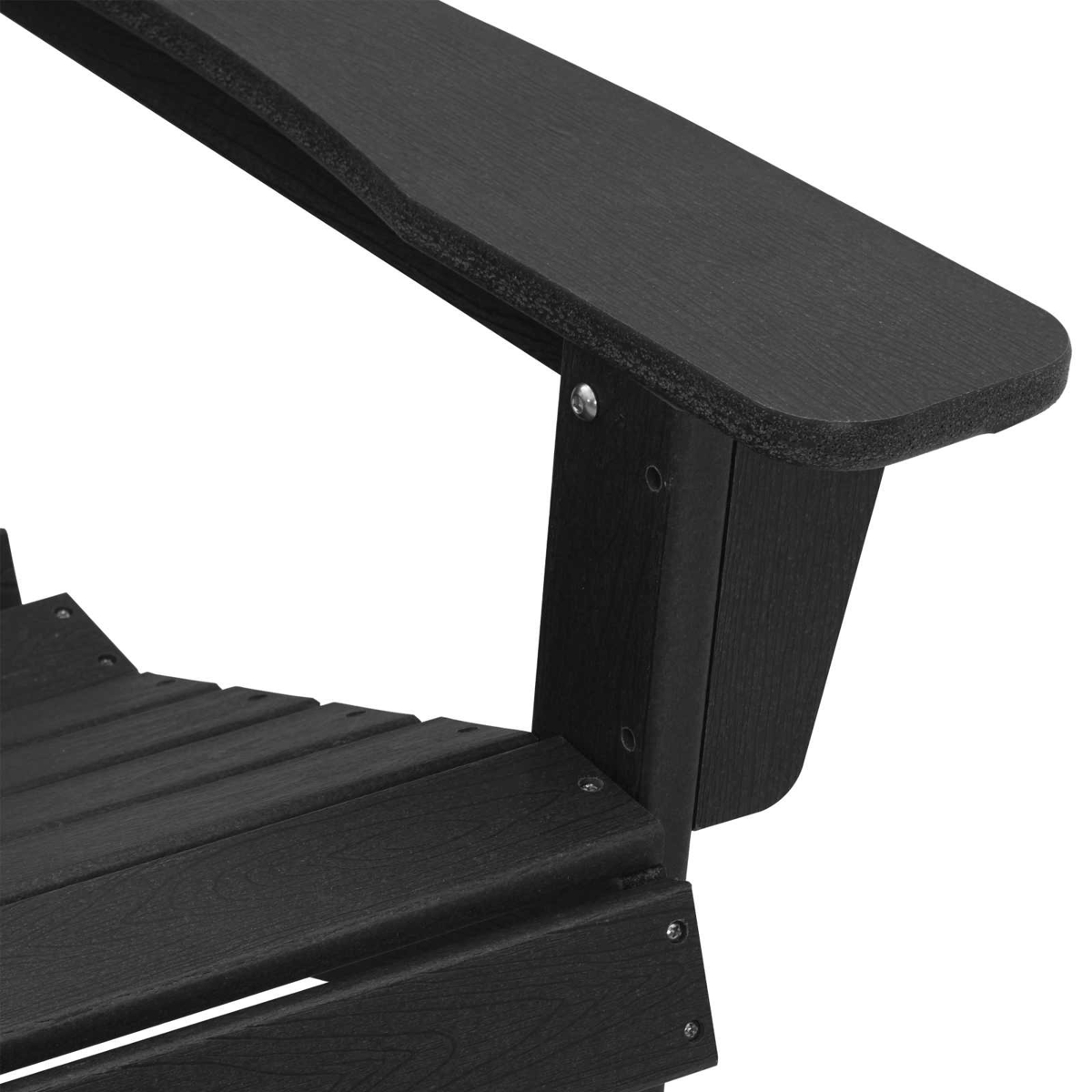 Nahaufnahme eines schwarzen Adirondack-Stuhl-Armlehnen- und Sitzbereichs aus Holz.