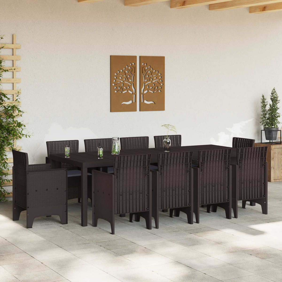Dunkelbraunes Gartenmöbel-Set mit Tisch und acht Stühlen unter einer Veranda.