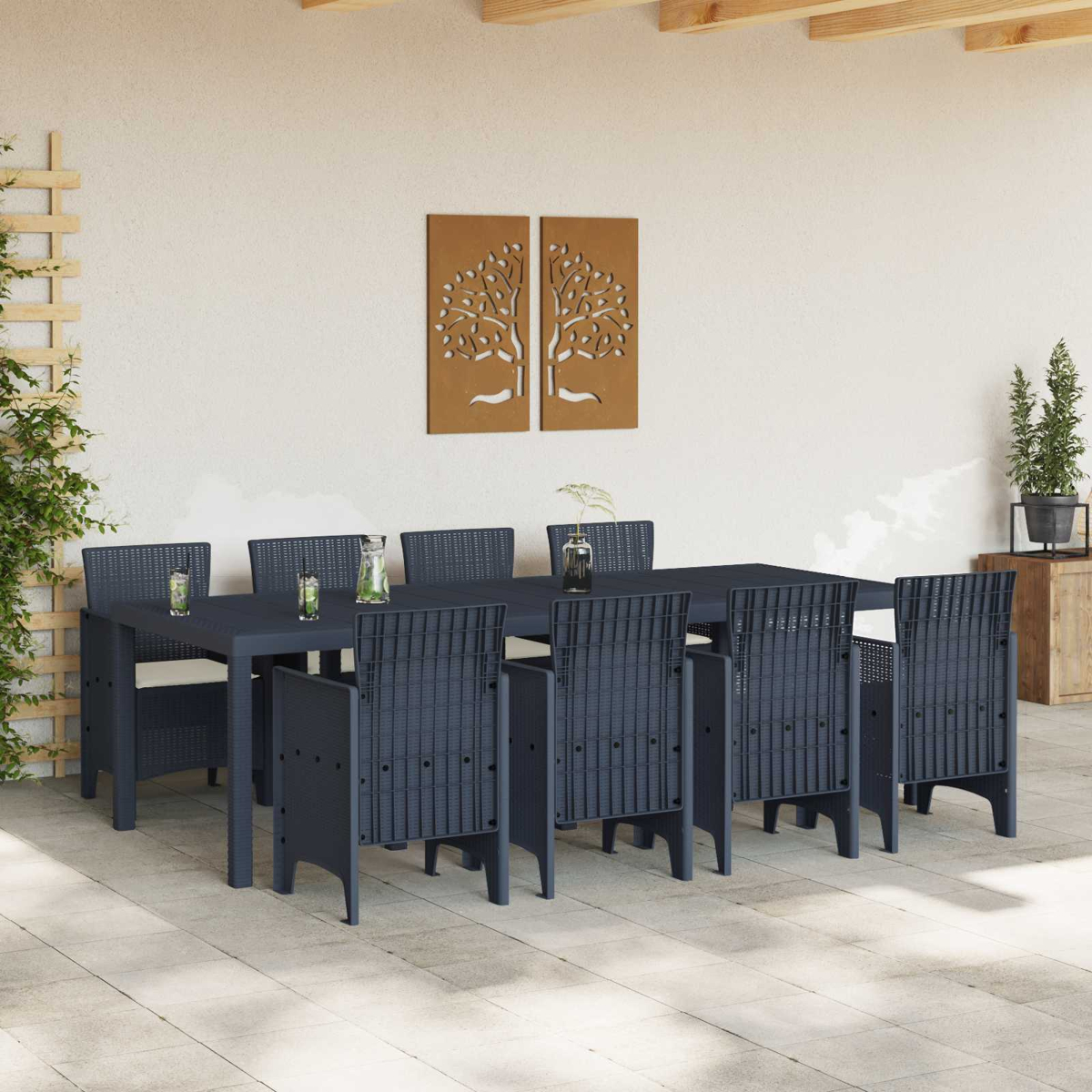 Dunkelgraue Gartenmöbel mit acht Stühlen um einen Tisch auf einer Terrasse.