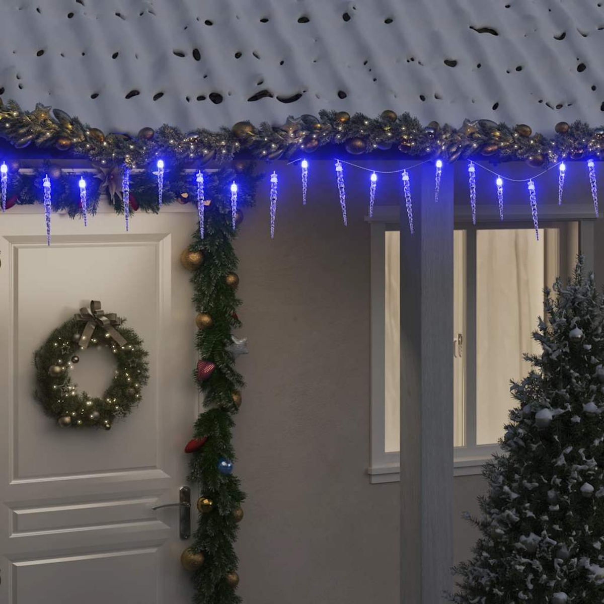 Blaue Eiszapfen-Lichterkette über einer Tür mit Kranz und Tannengirlande.