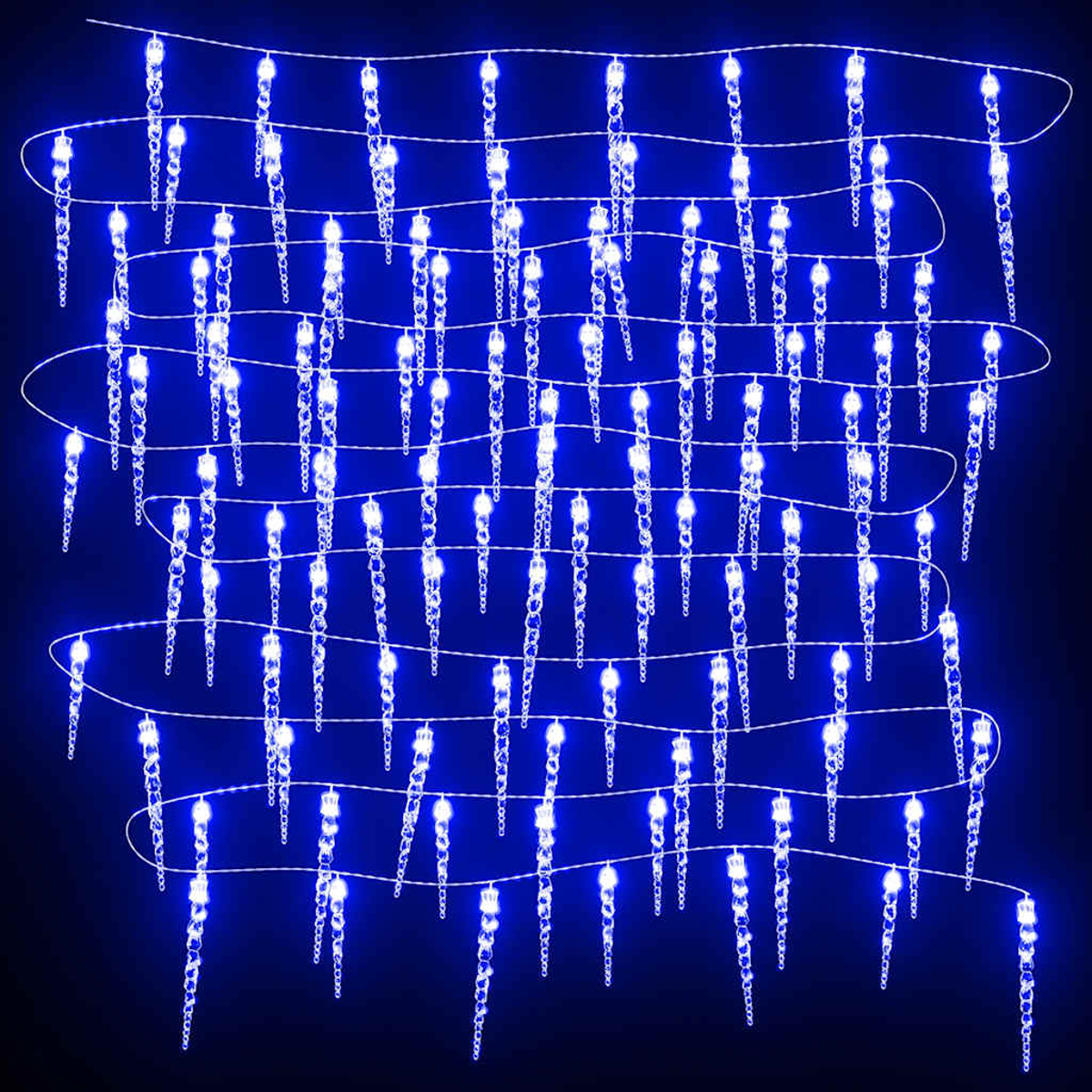 Blaue Eiszapfen-Lichterketten hängen an Schnüren im Dunkeln.