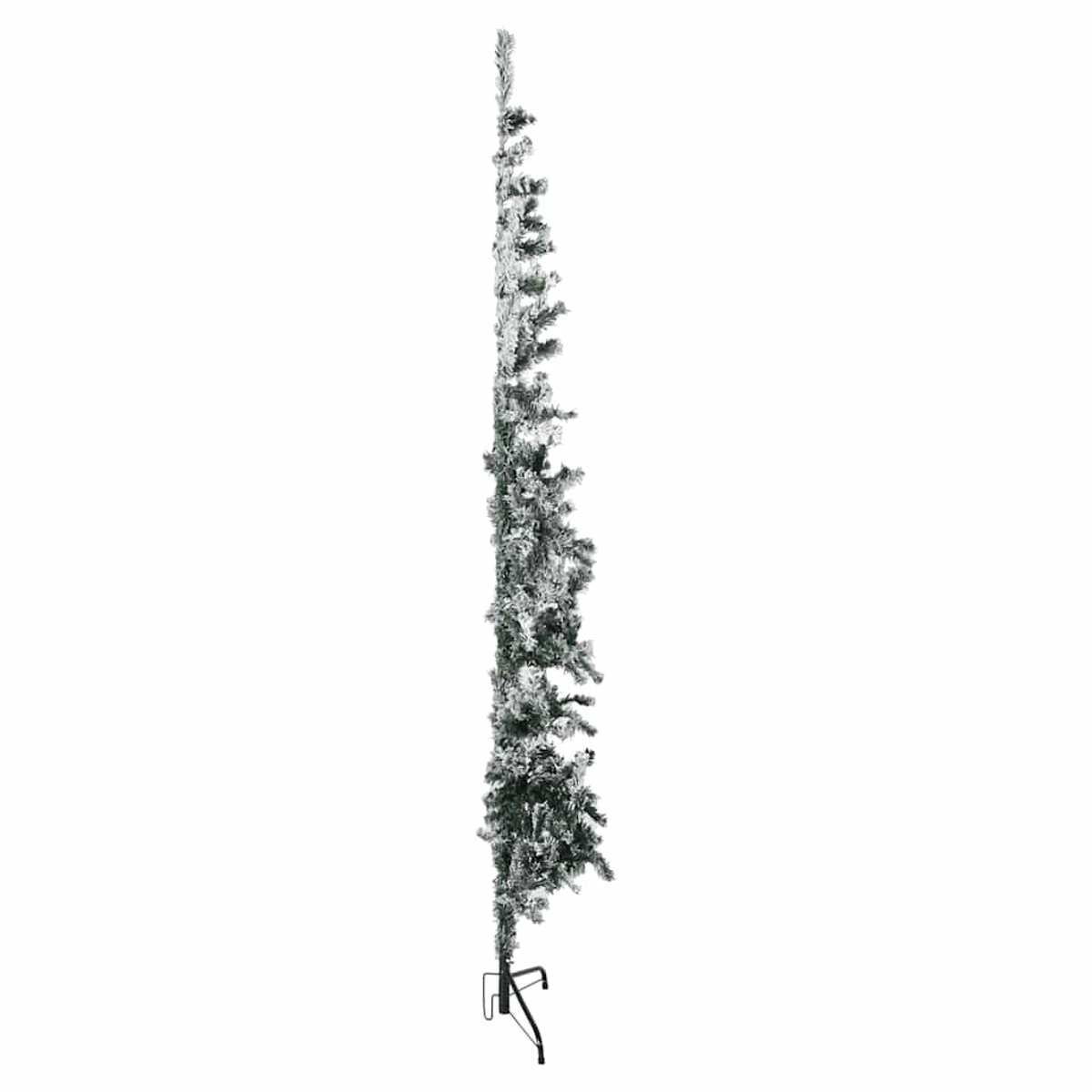 Ein schlanker, schneebedeckter Kunstweihnachtsbaum mit schwarzem Ständer.
