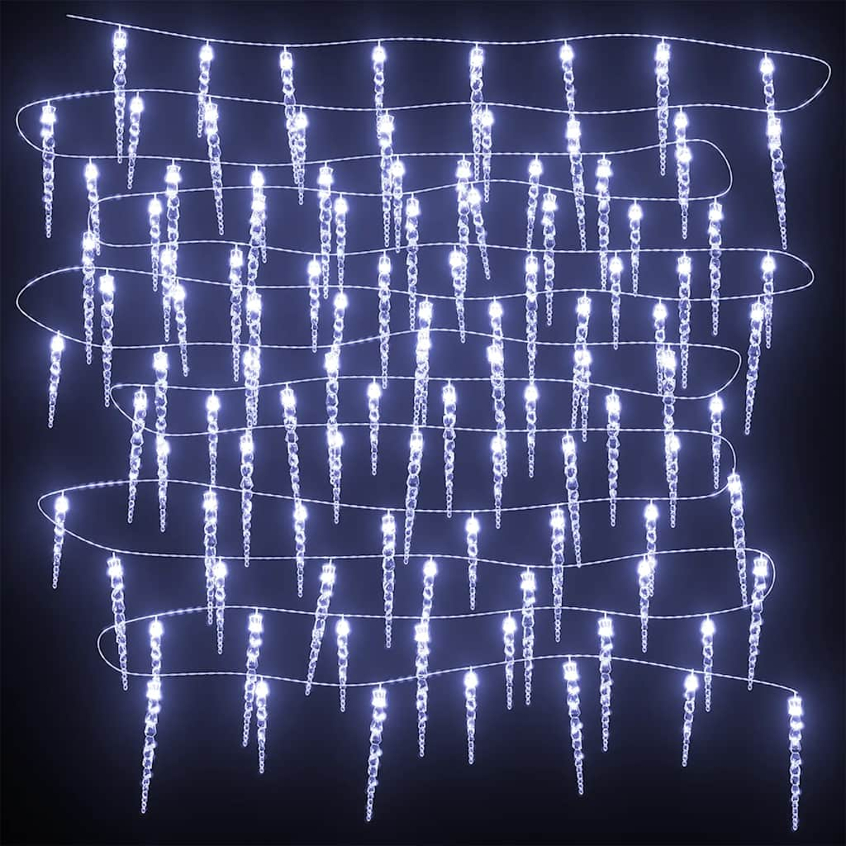 Weiße Eiszapfen-Lichterketten hängen in welligen Linien vor dunklem Hintergrund.
