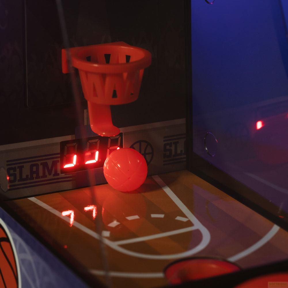 Una piccola palla da basket arancione riposa su un tabellone da gioco con un canestro.