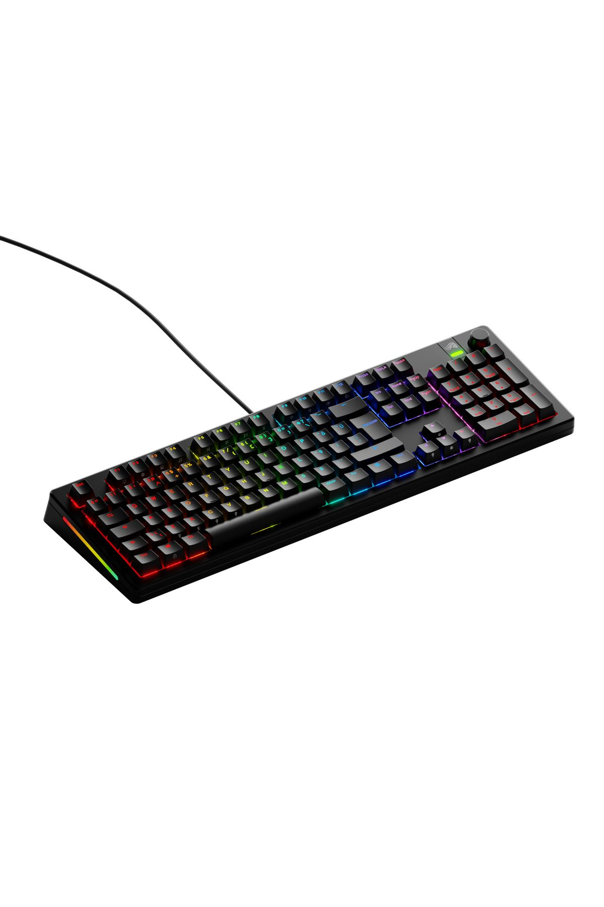 RGB aydınlatmalı siyah klavye, beyaz arka plan.
