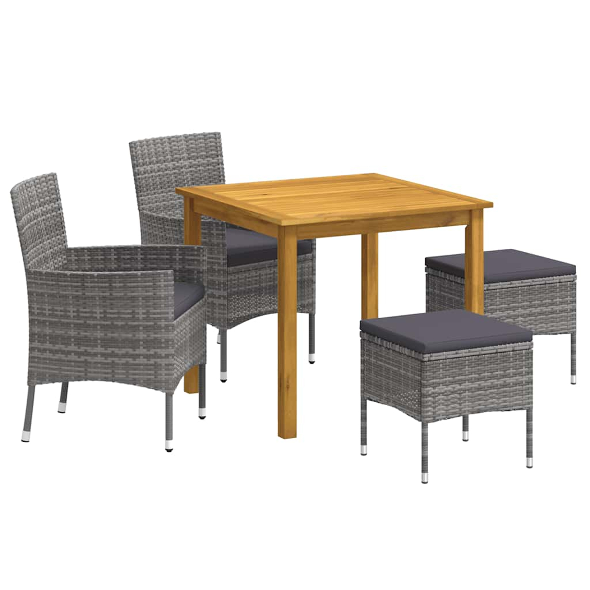 Tavolo in legno con quattro sedie e sgabelli in rattan grigio.