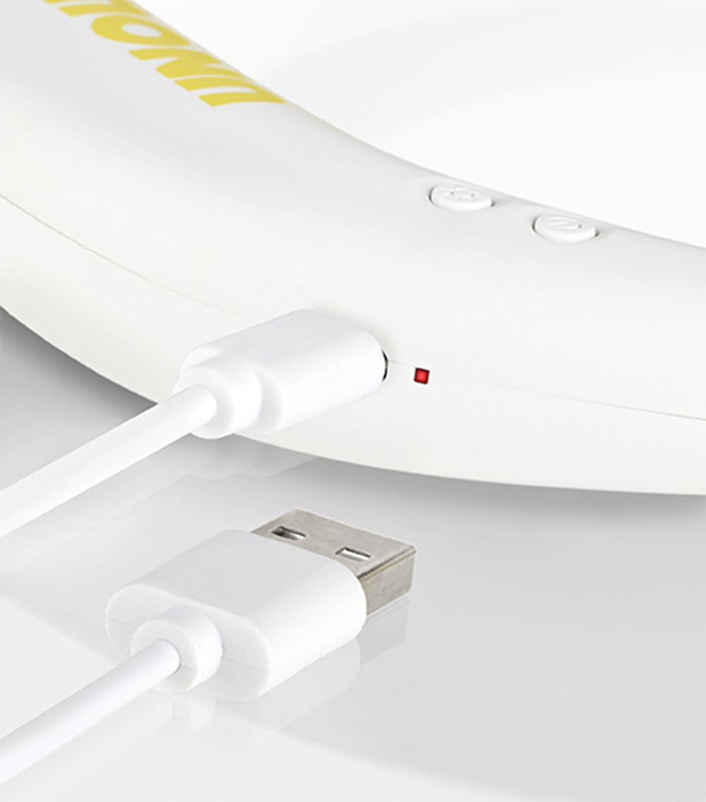 Biały kabel USB jest podłączony do białego urządzenia z czerwoną diodą ładowania.