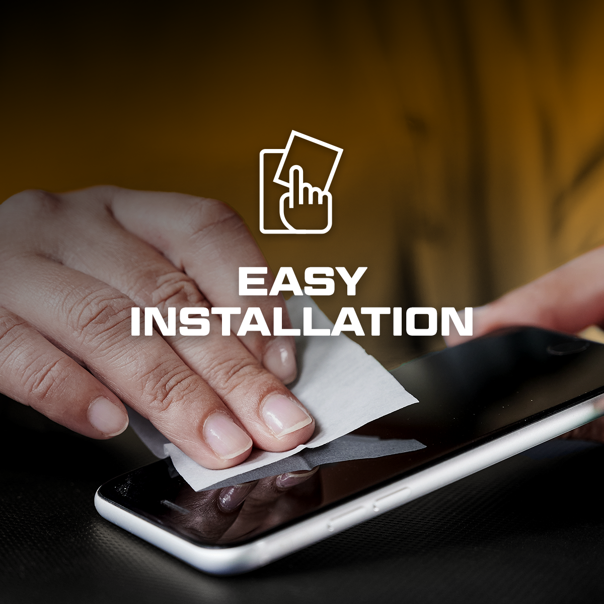 Ręce czyszczące ekran smartfona chusteczką. Łatwa instalacja.