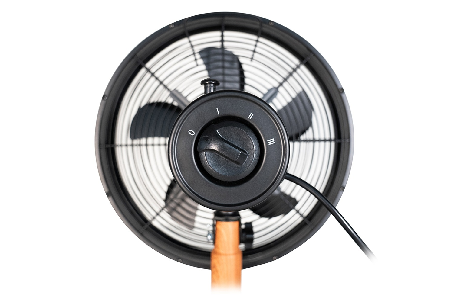 Czarny wentylator z drewnianym stojakiem, zbliżenie panelu sterowania z pokrętłem.