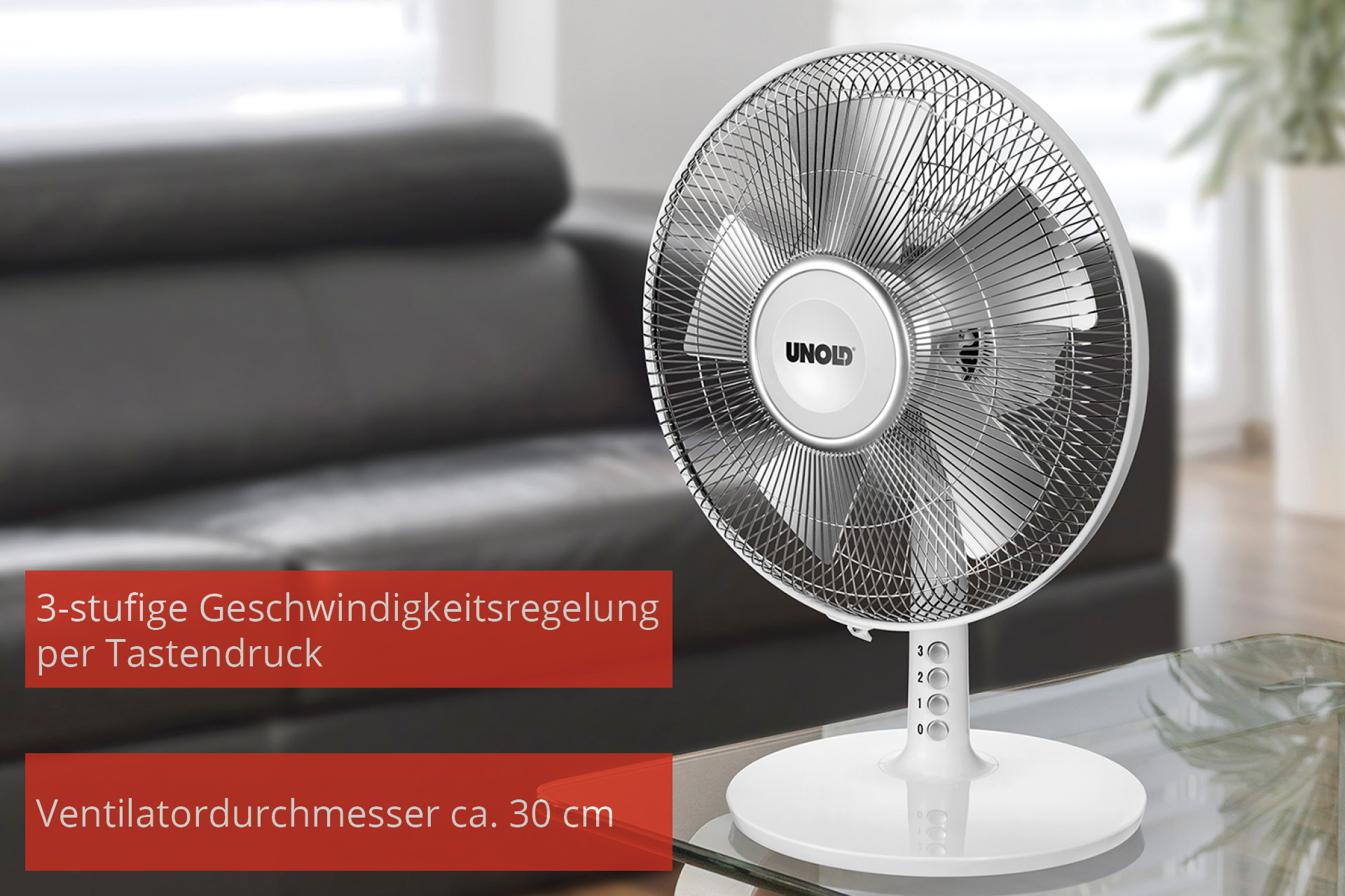 Ein weißer Standventilator mit silbernem Gitter und drei Geschwindigkeitsstufen.