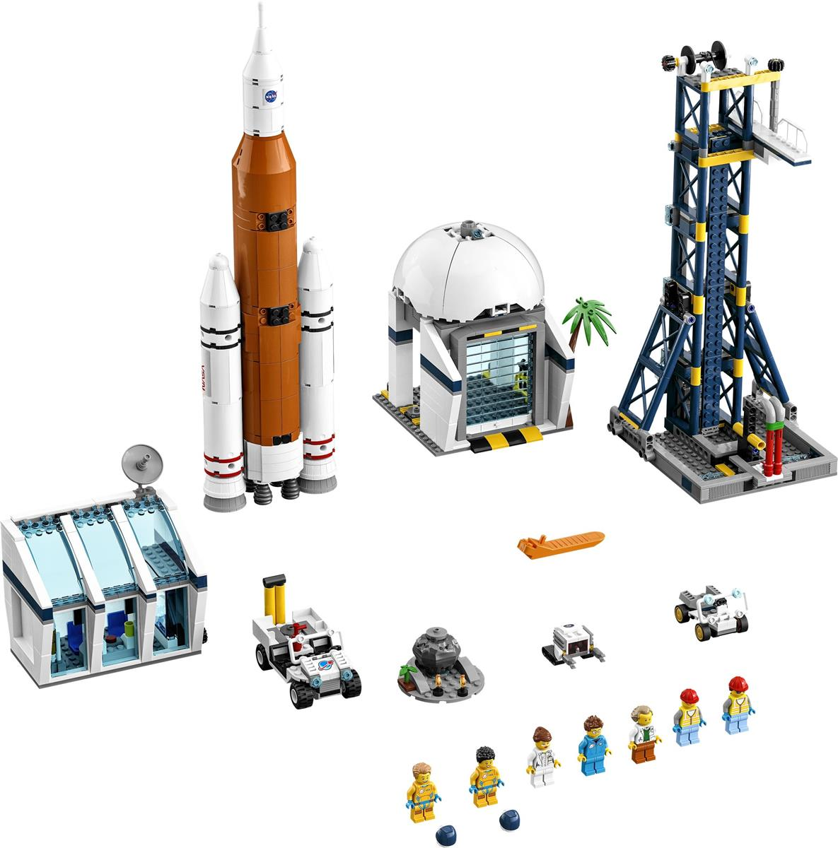 Lego-Weltraum-Set mit Rakete, Startturm, Gebäude und Figuren.