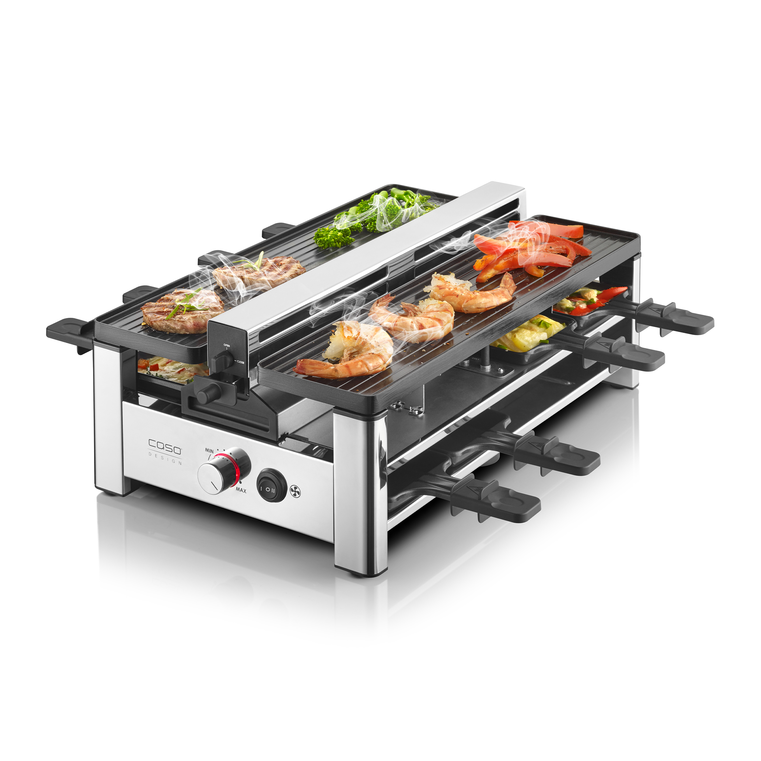 Ein Raclettegrill mit Fleisch, Garnelen und Gemüse, der auf einem weißen Hintergrund steht.
