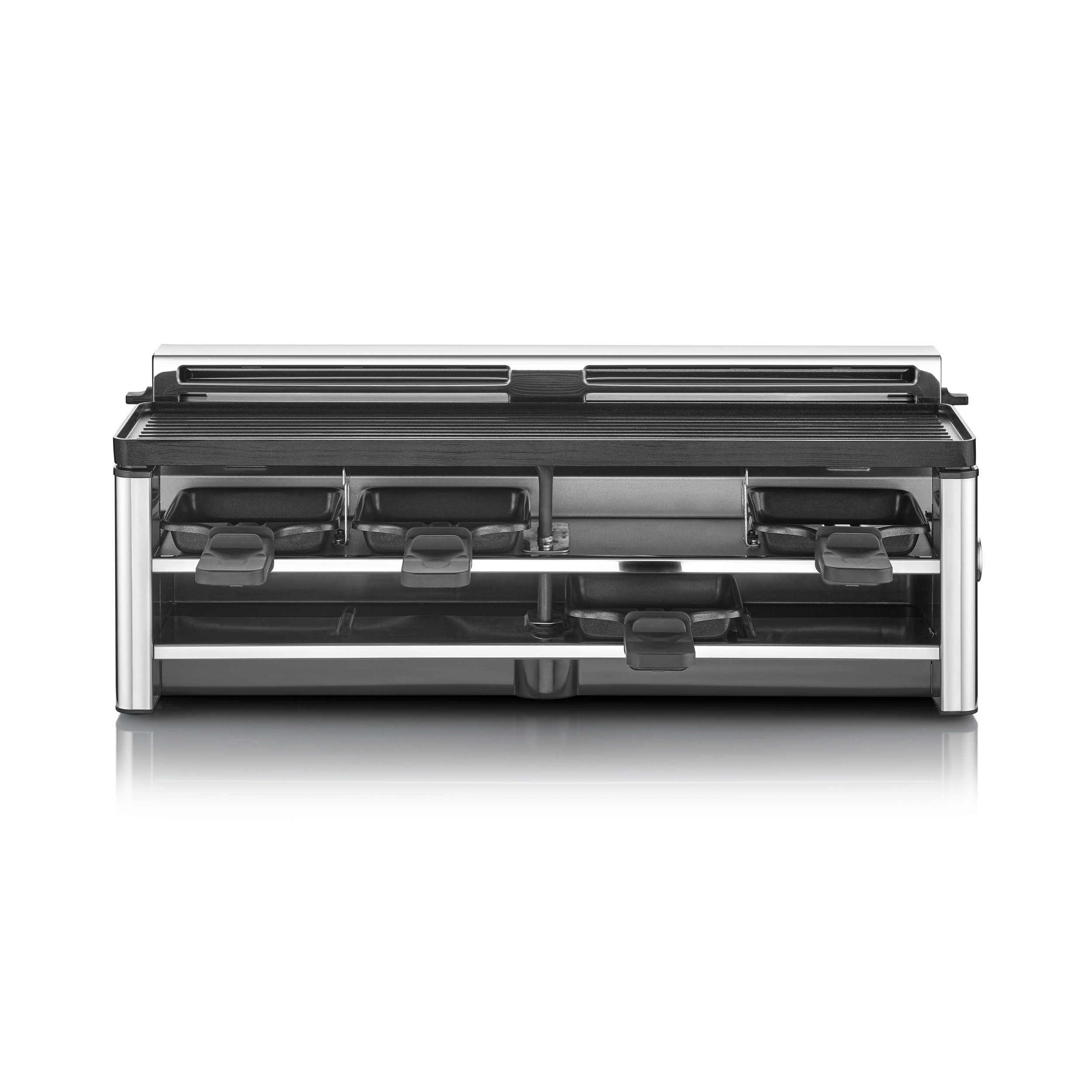 Ein silberner Raclette-Grill mit vier schwarzen Pfannen und Grillfläche.