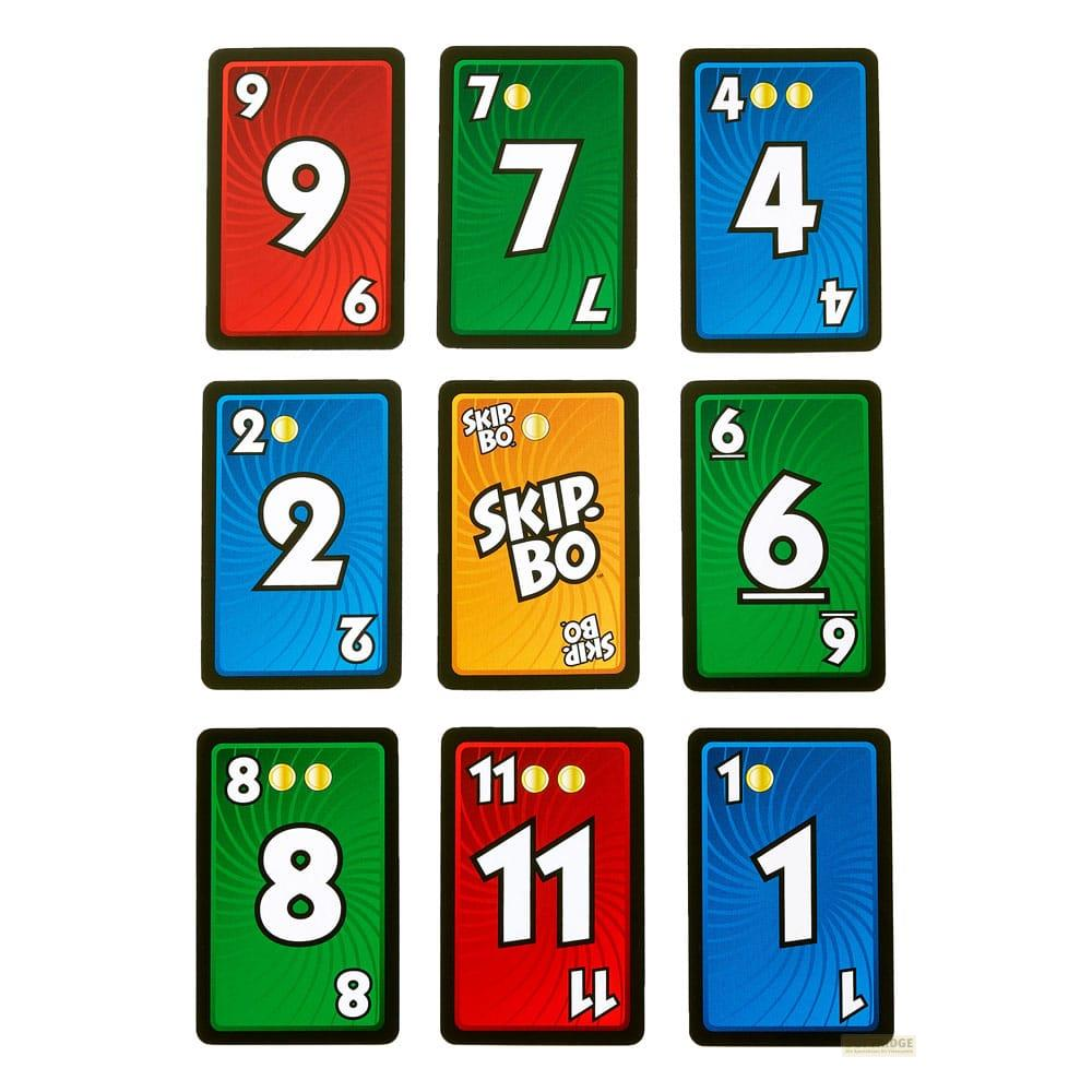 Karty Skip-Bo z numerami 1, 2, 4, 6, 7, 8, 9, 11 i dzikimi kartami.