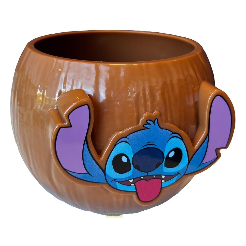 Tasse marron avec Stitch qui fait un clin d'œil et tire la langue. Design amusant.