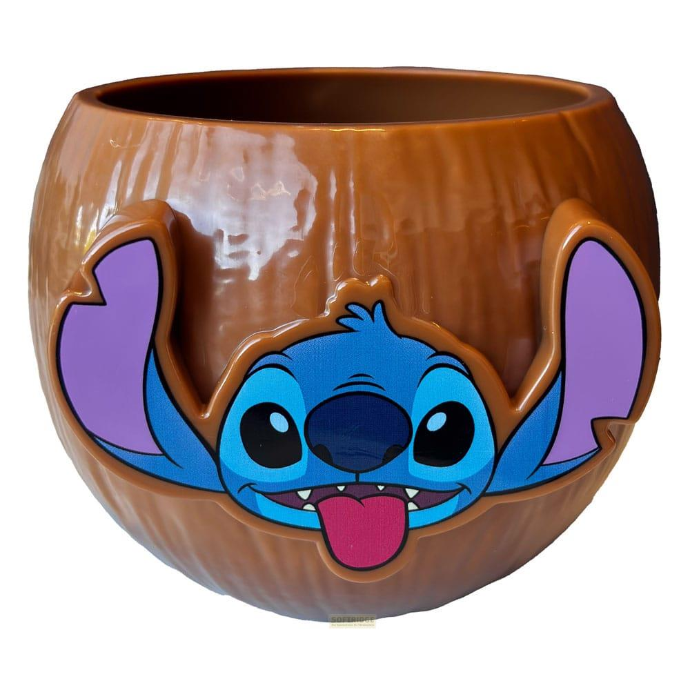 Une tasse marron avec le visage bleu de Stitch aux oreilles violettes, tirant la langue.